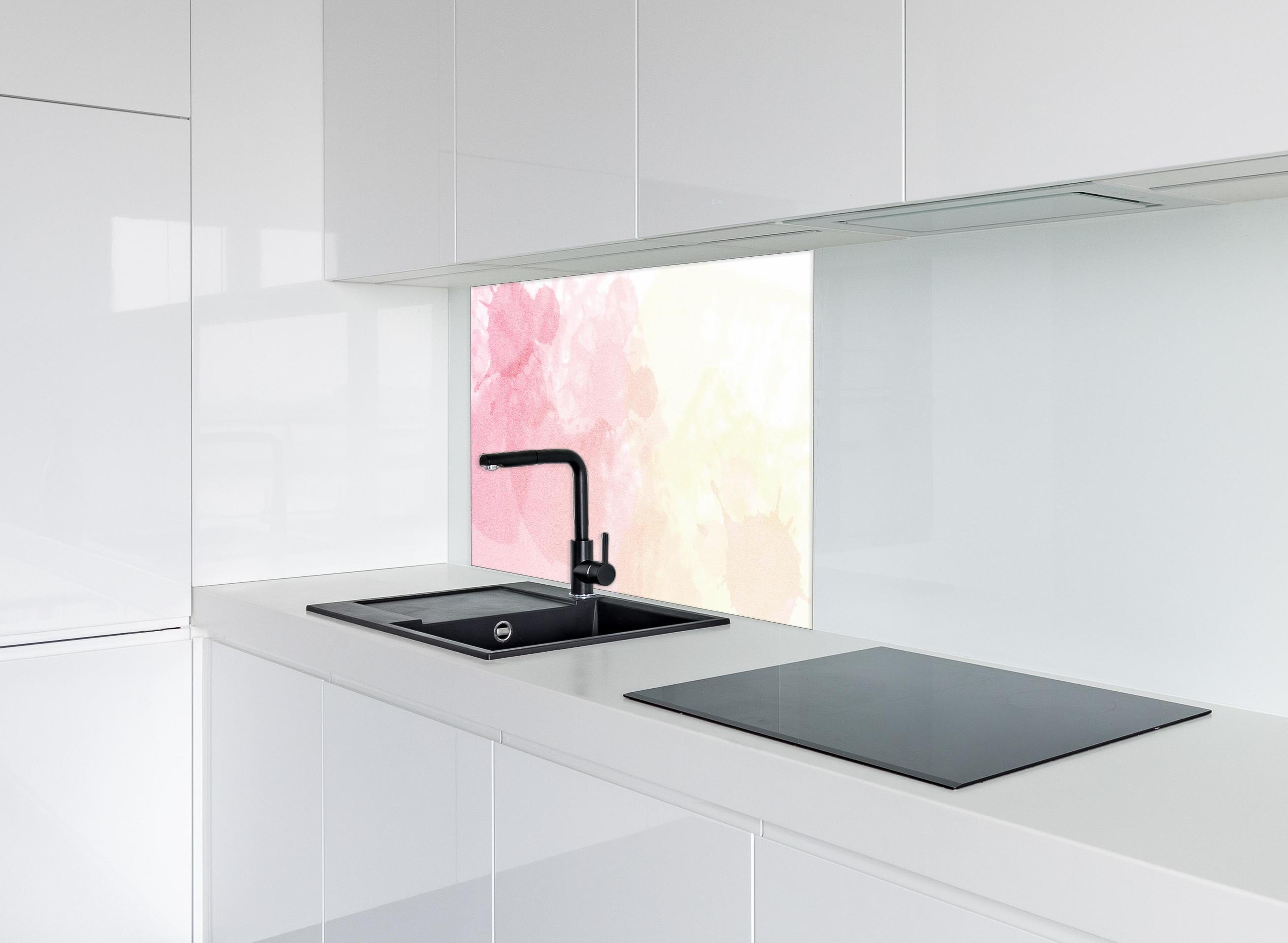 Spritzschutz - Weiche Rosé-Gelb-Aquarell Wandgestaltung hinter einem Cerankochfeld zwischen Holz-Kochutensilien