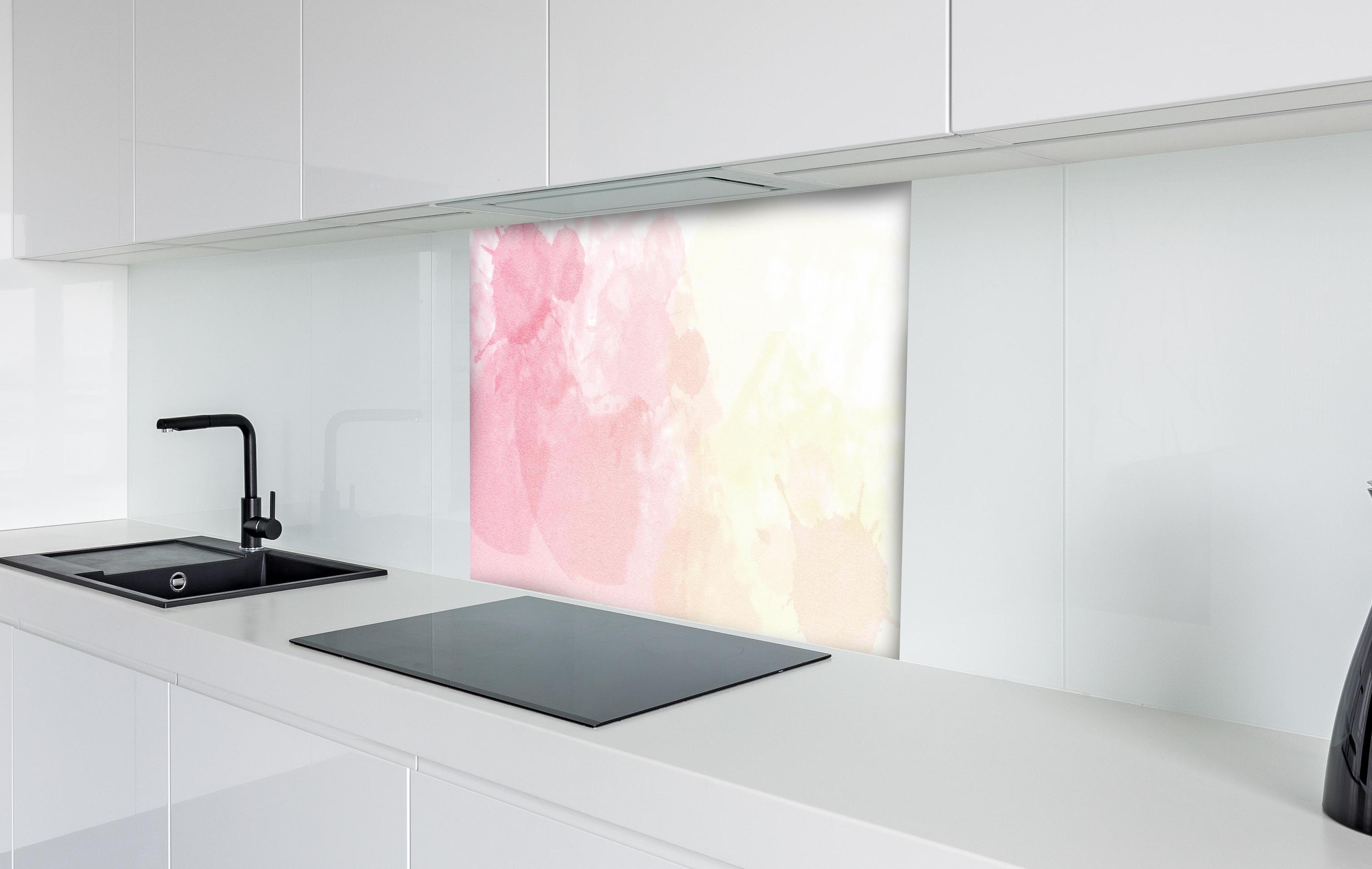 Spritzschutz - Weiche Rosé-Gelb-Aquarell Wandgestaltung hinter einem Cerankochfeld zwischen Holz-Kochutensilien