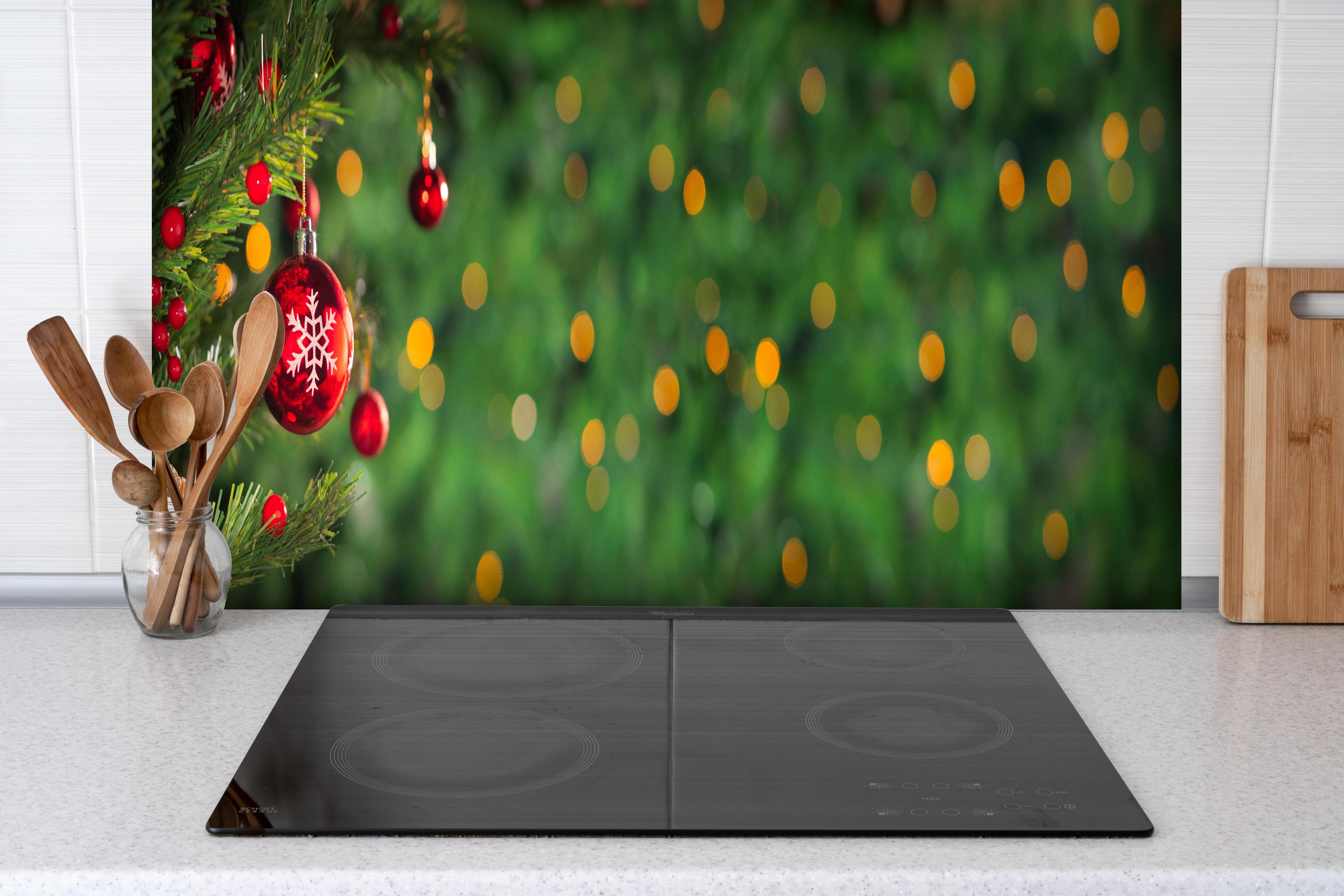 Spritzschutz - Weihnachten Banner hinter einem Cerankochfeld zwischen Holz-Kochutensilien