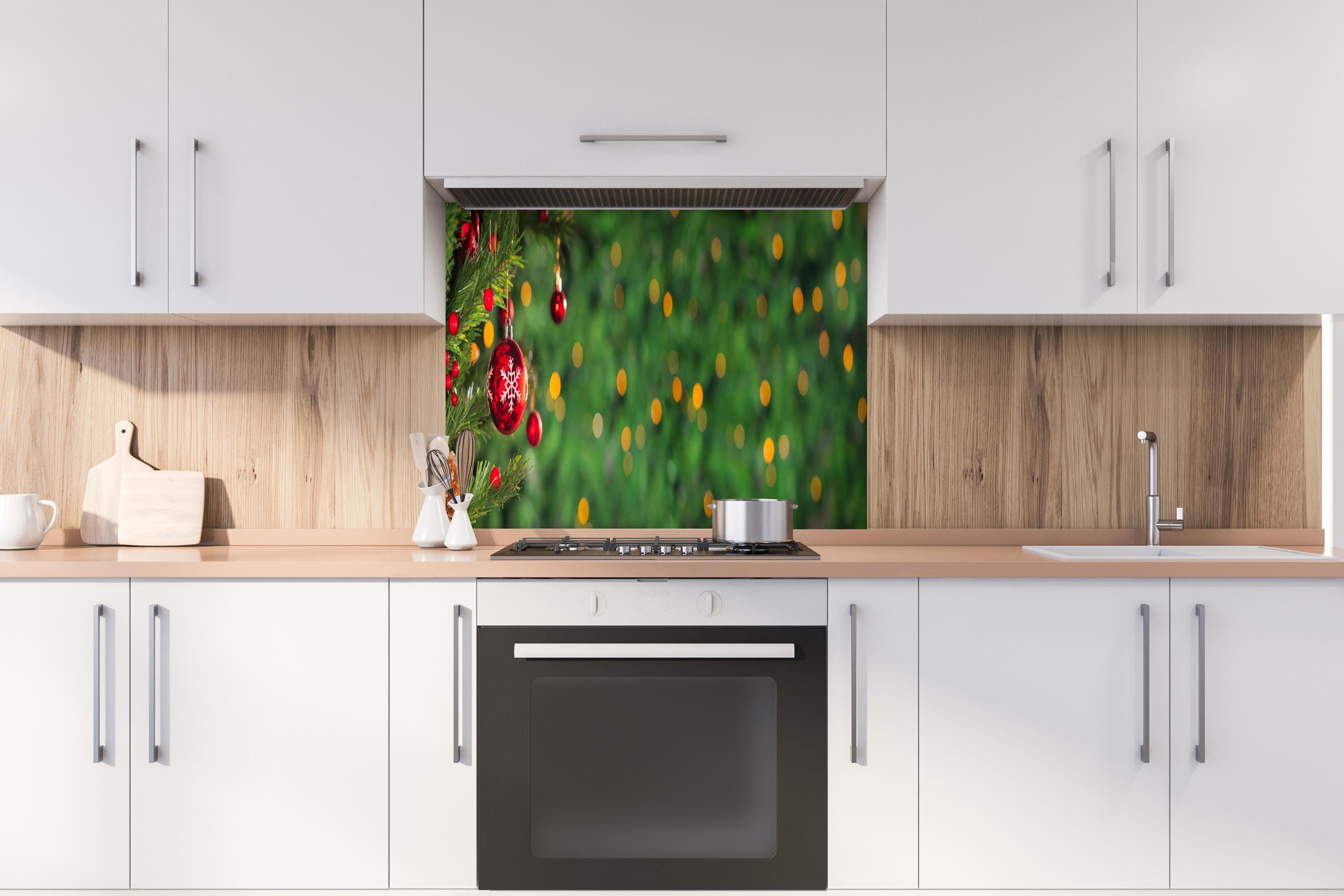 Spritzschutz - Weihnachten Banner hinter einem Cerankochfeld zwischen Holz-Kochutensilien