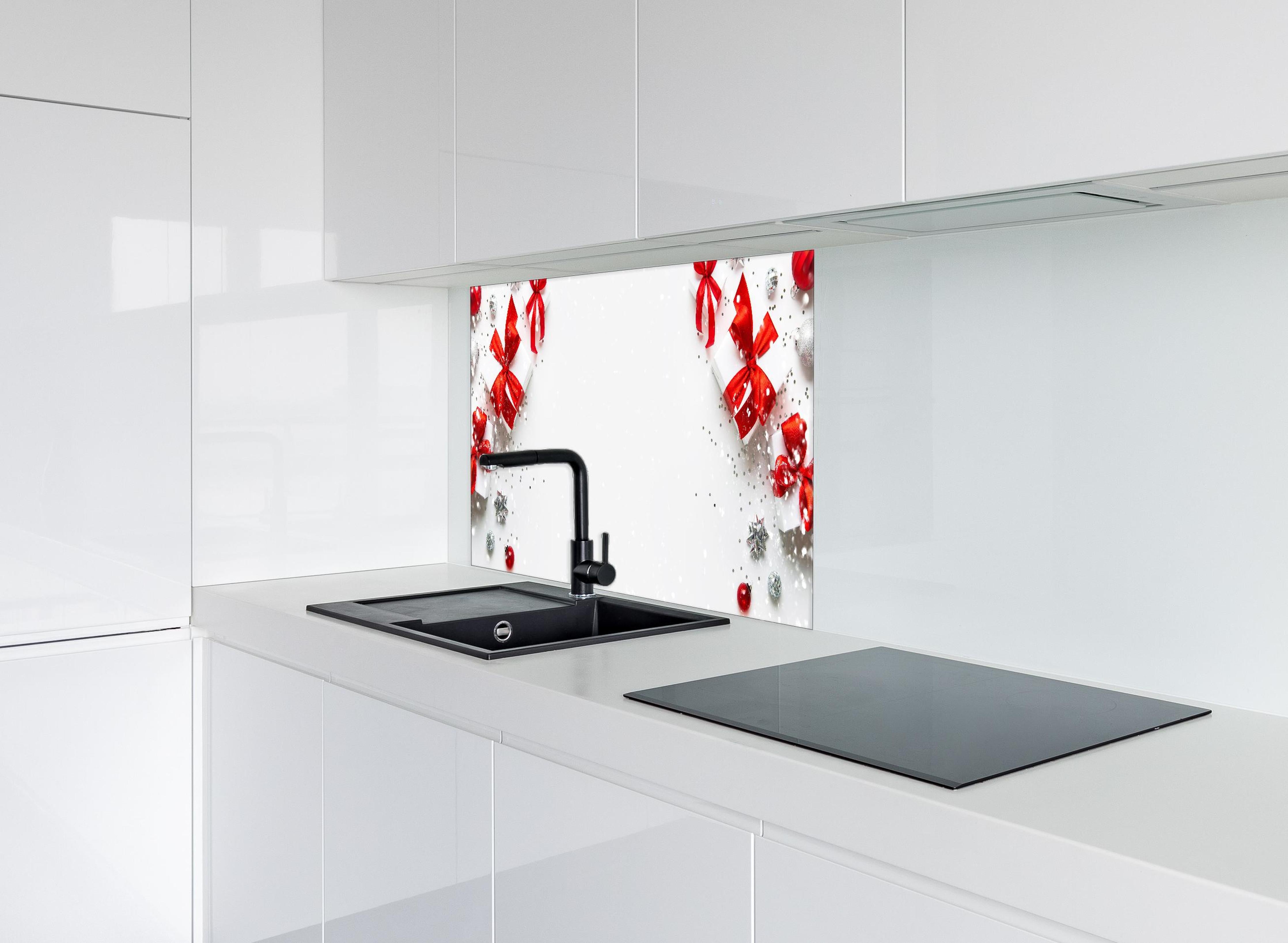 Spritzschutz - Weihnachtliche Geschenke mit Roter Schleife hinter einem Cerankochfeld zwischen Holz-Kochutensilien