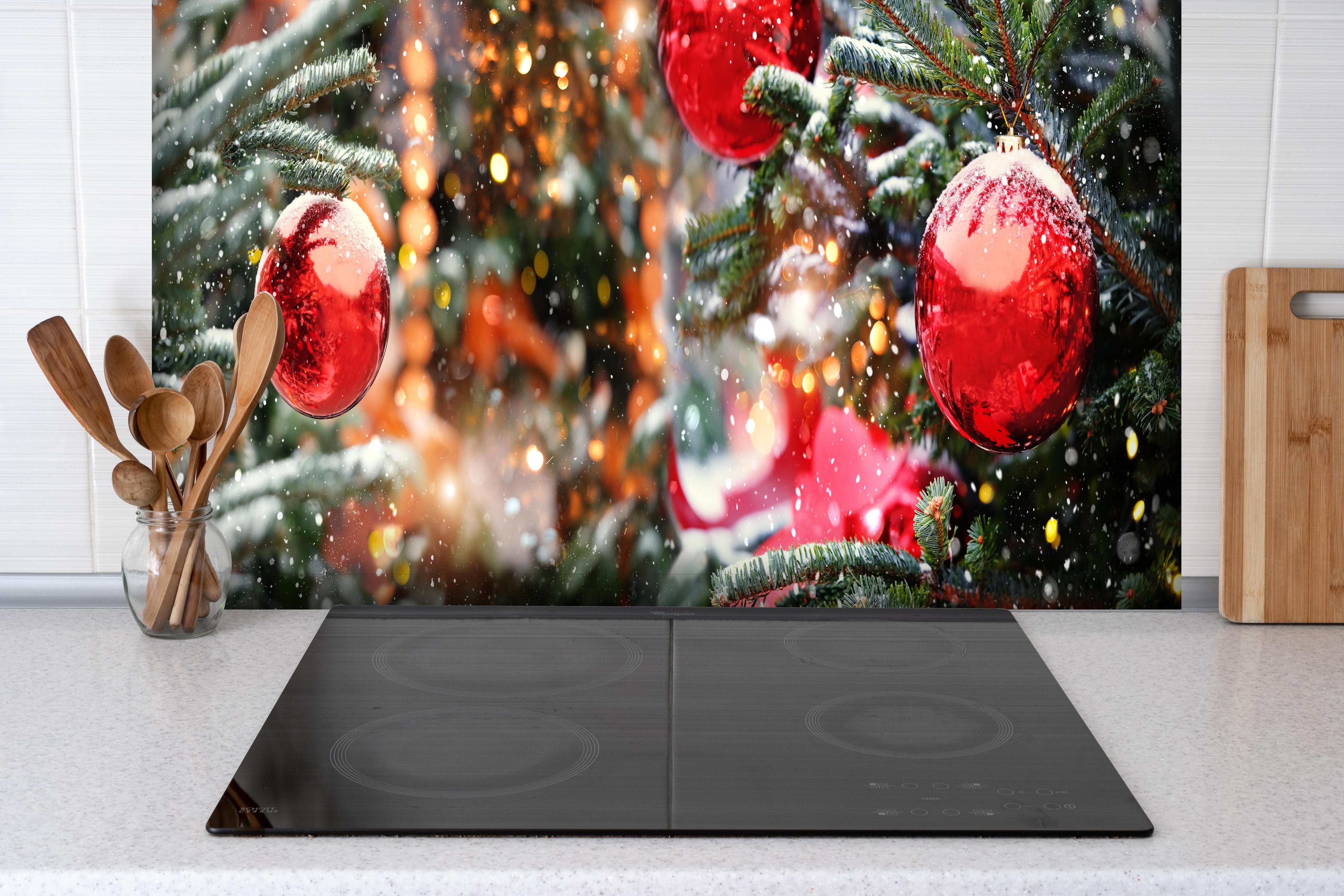 Spritzschutz - Weihnachts Konzept - Feiertage hinter einem Cerankochfeld zwischen Holz-Kochutensilien