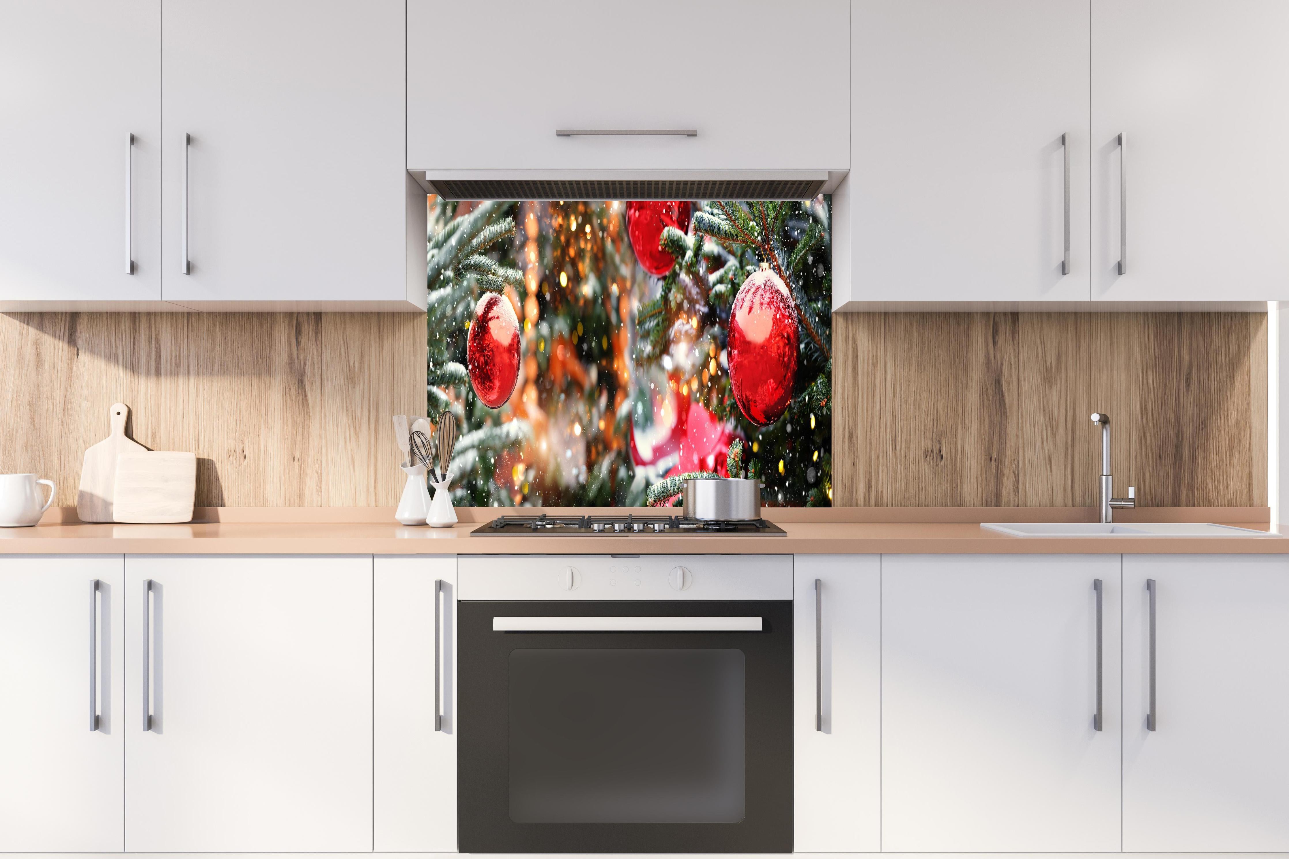 Spritzschutz - Weihnachts Konzept - Feiertage hinter einem Cerankochfeld zwischen Holz-Kochutensilien