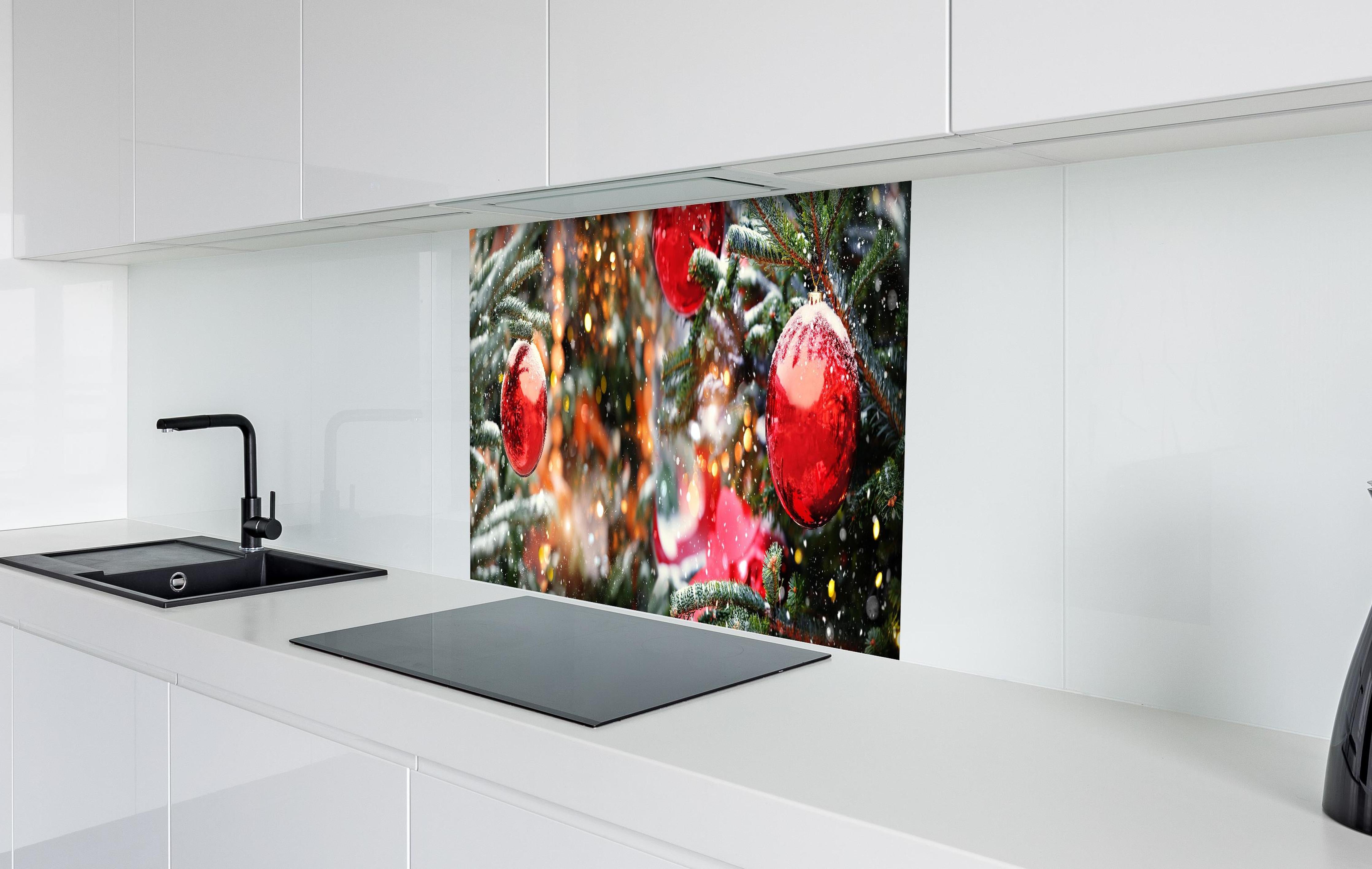 Spritzschutz - Weihnachts Konzept - Feiertage hinter einem Cerankochfeld zwischen Holz-Kochutensilien