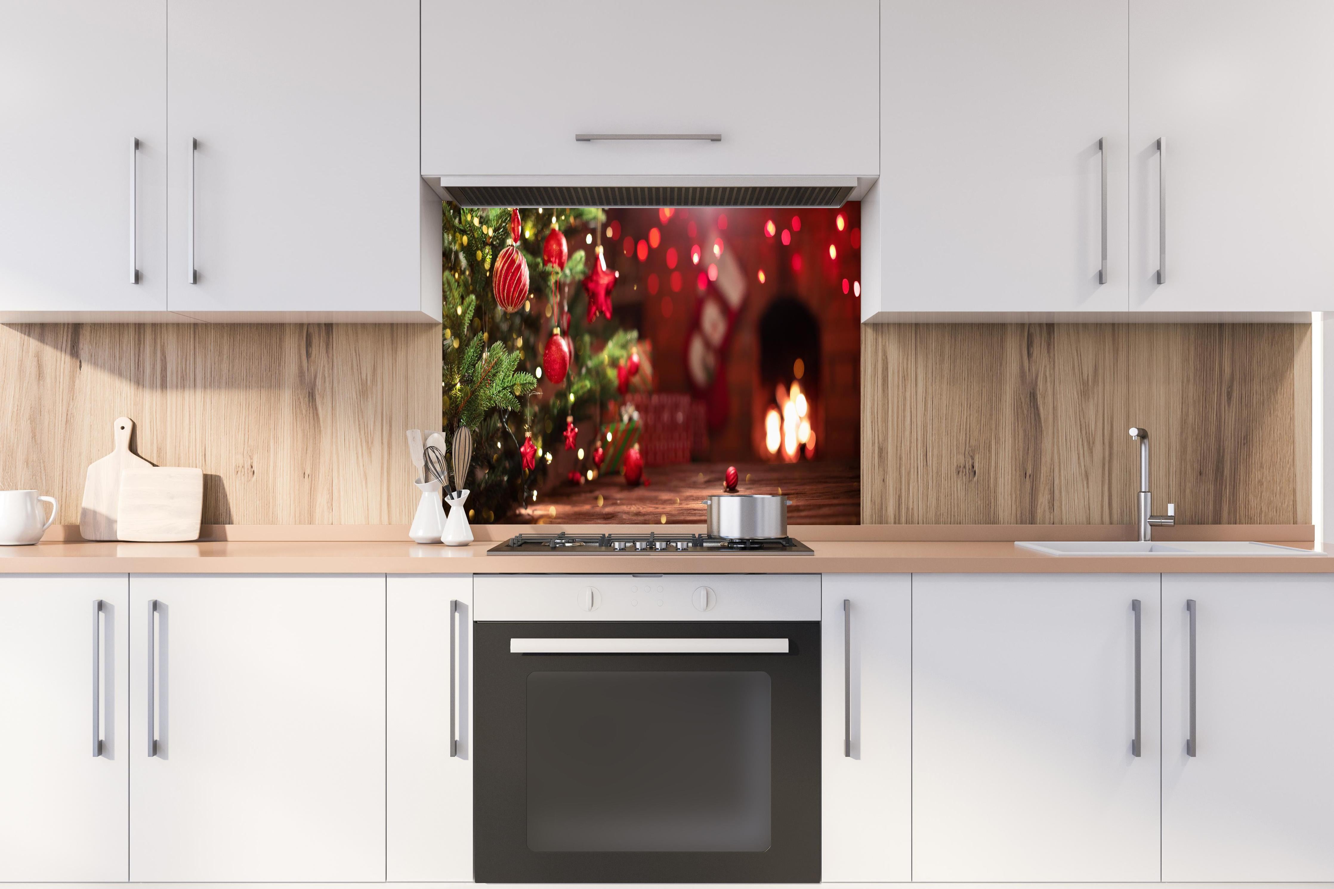 Spritzschutz - Weihnachtsbaum Rot mit Festtagsdeko hinter einem Cerankochfeld zwischen Holz-Kochutensilien