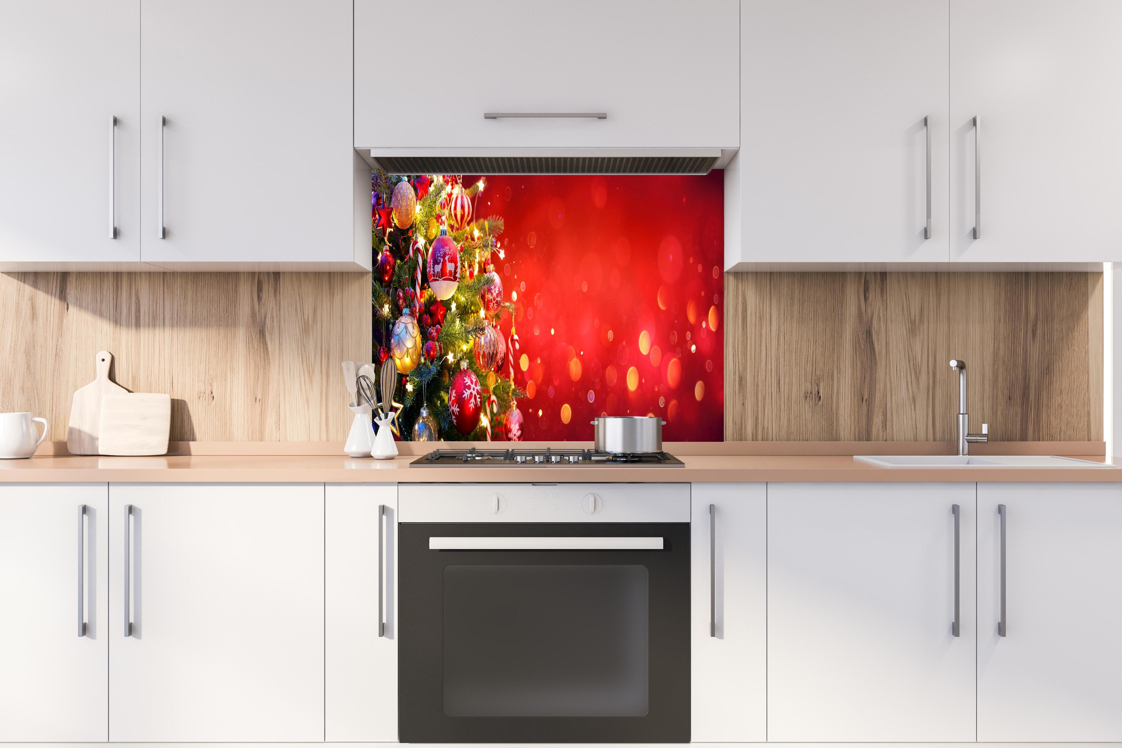 Spritzschutz - Weihnachtsbaum hinter einem Cerankochfeld zwischen Holz-Kochutensilien