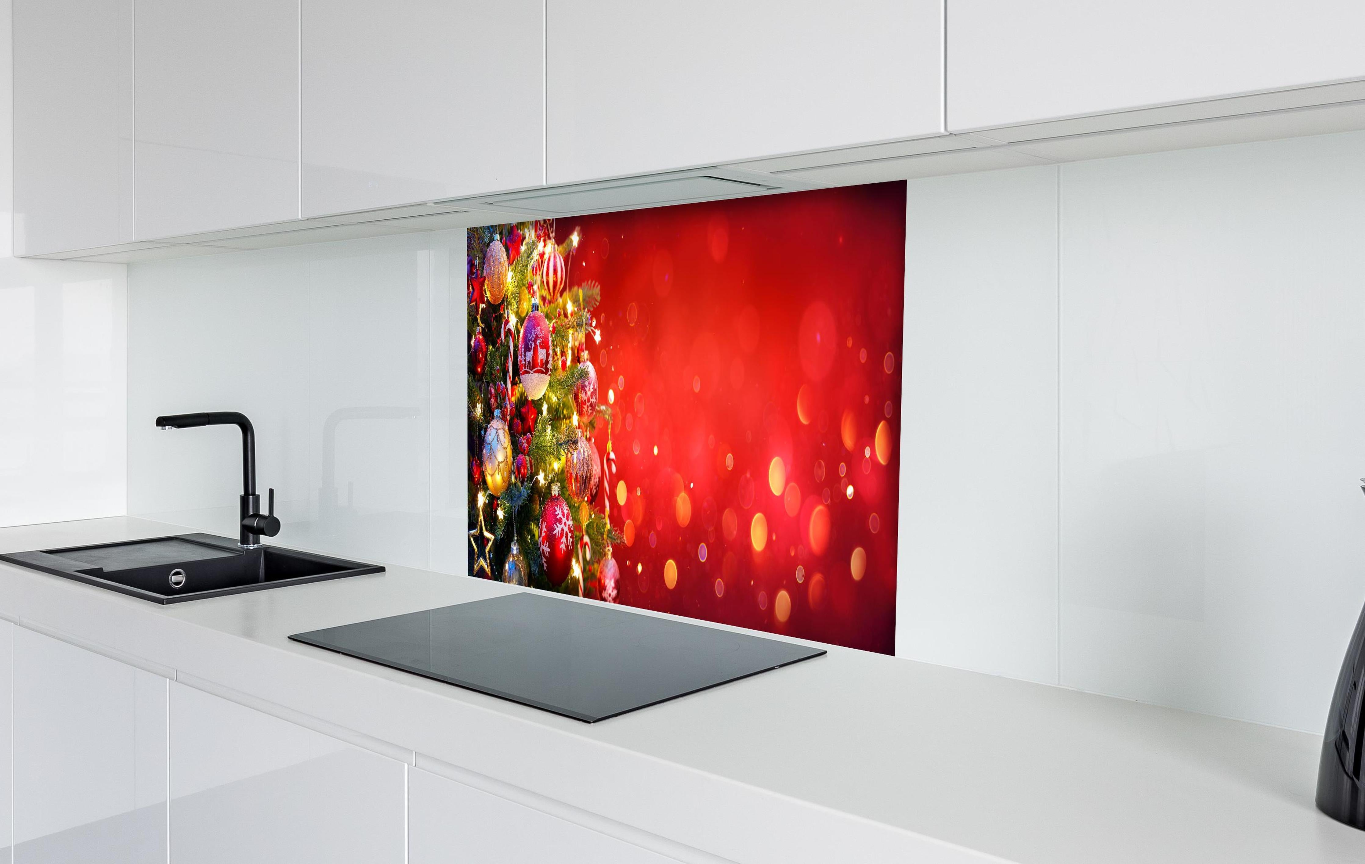 Spritzschutz - Weihnachtsbaum hinter einem Cerankochfeld zwischen Holz-Kochutensilien