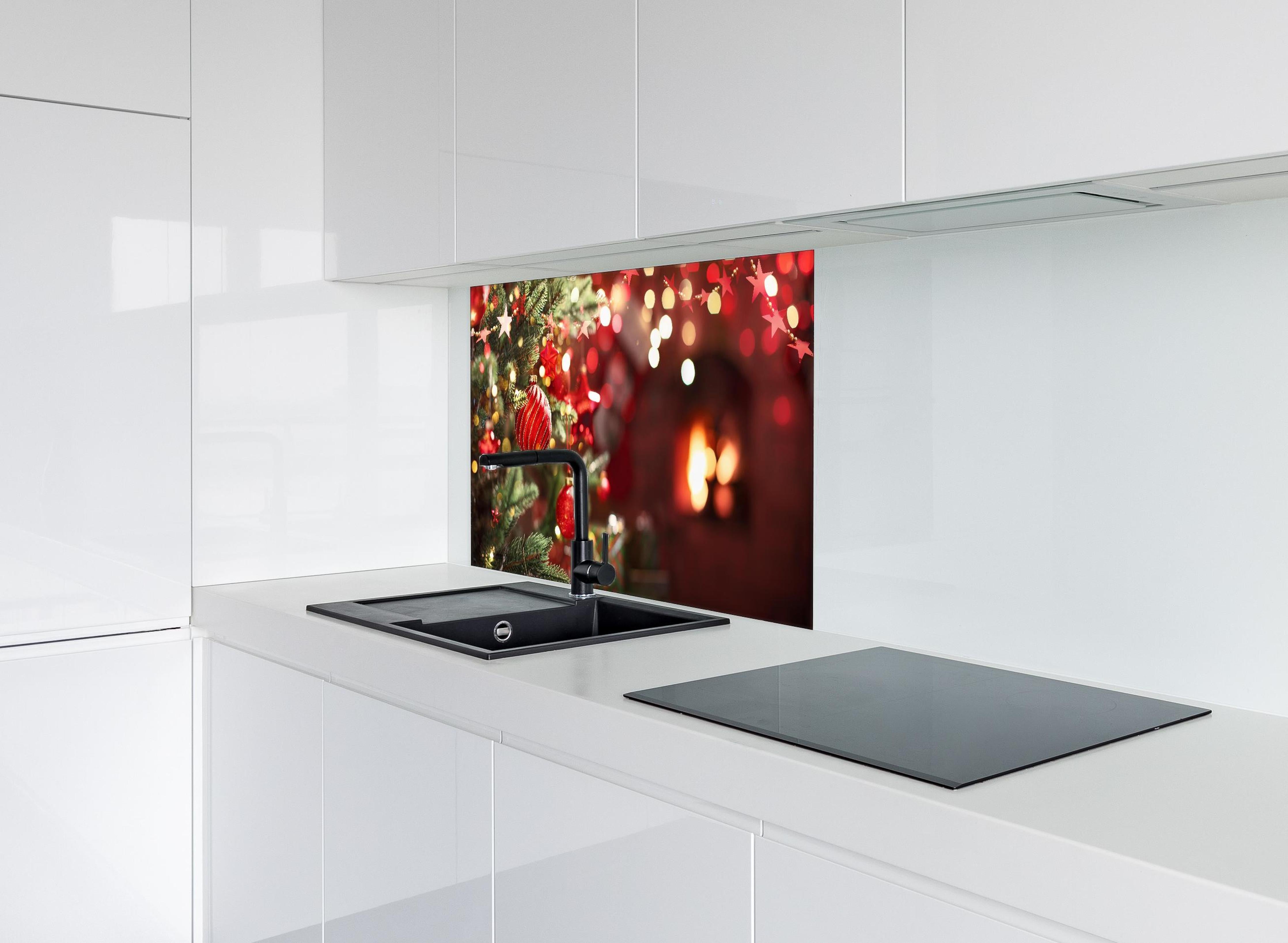 Spritzschutz - Weihnachtsbaum mit roten Kugeln und Sternen hinter einem Cerankochfeld zwischen Holz-Kochutensilien