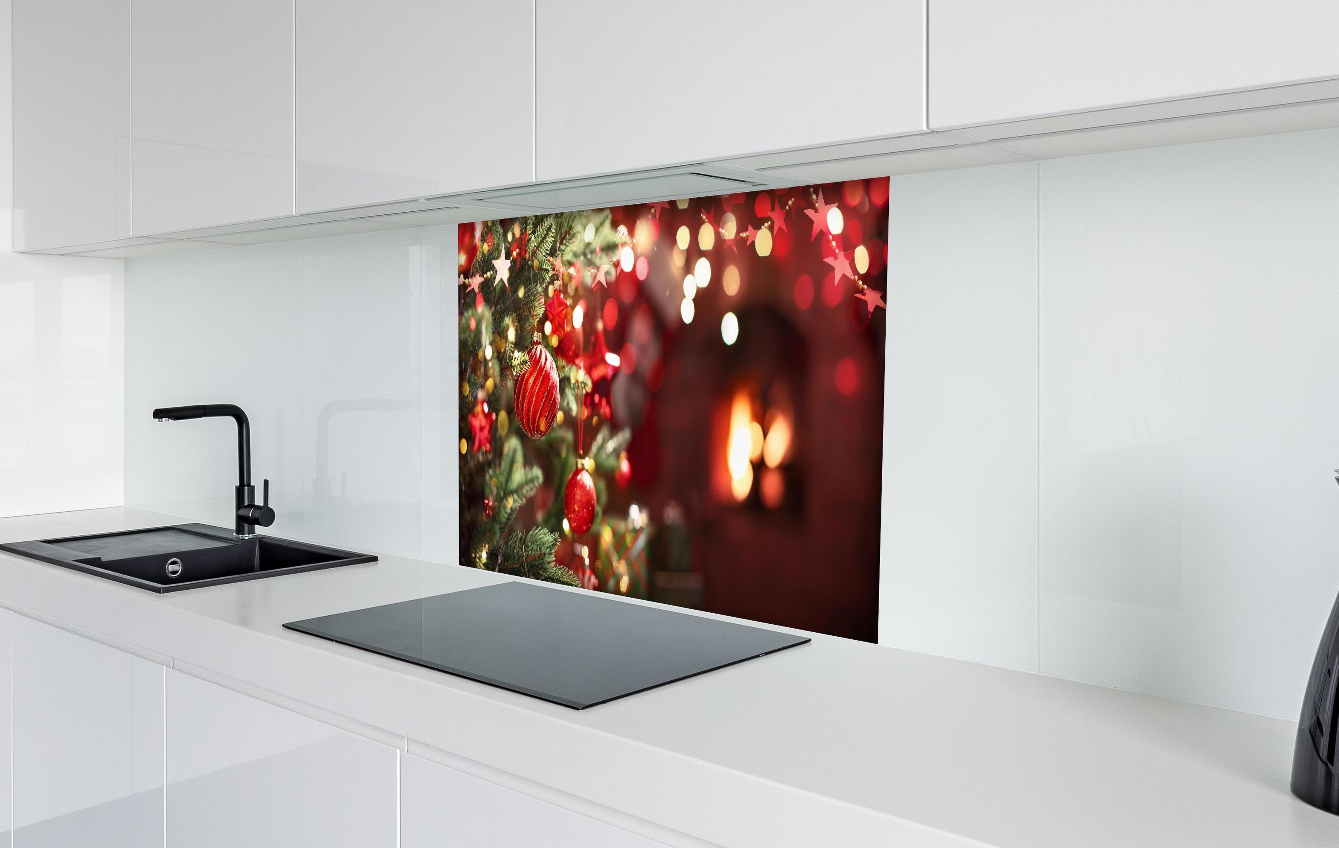 Spritzschutz - Weihnachtsbaum mit roten Kugeln und Sternen hinter einem Cerankochfeld zwischen Holz-Kochutensilien