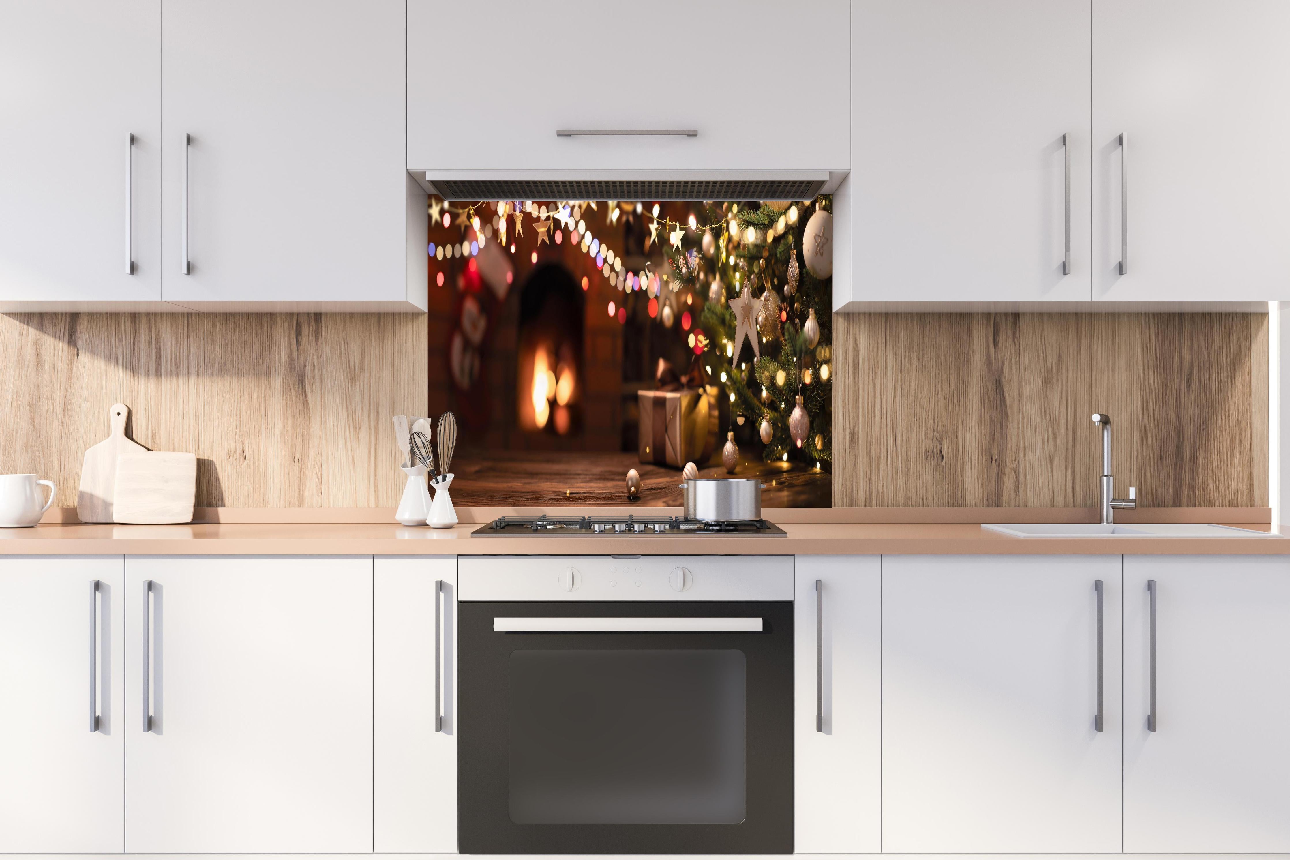 Spritzschutz - Weihnachtsbaum, Sterne und festliche Lichter hinter einem Cerankochfeld zwischen Holz-Kochutensilien