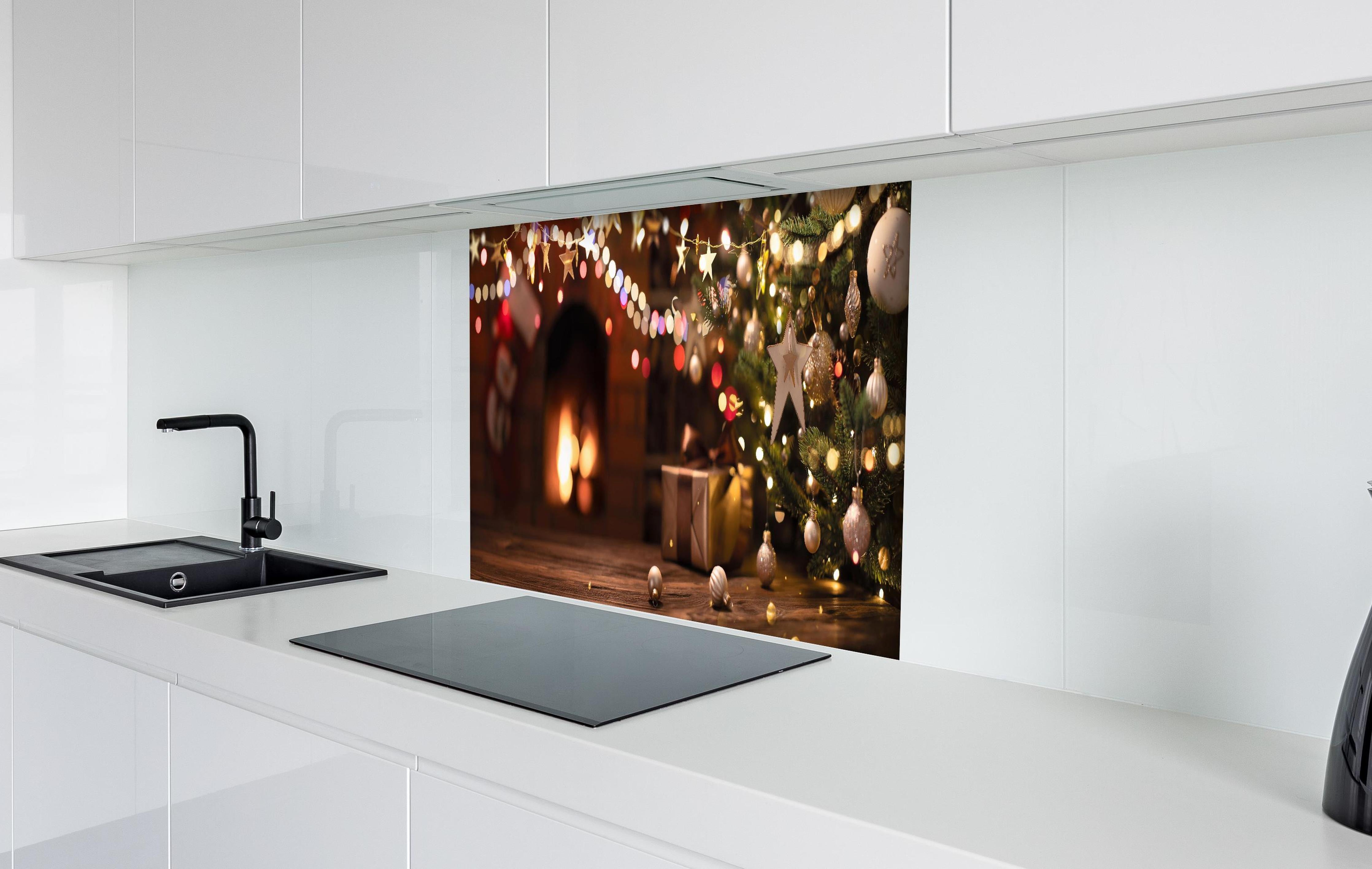 Spritzschutz - Weihnachtsbaum, Sterne und festliche Lichter hinter einem Cerankochfeld zwischen Holz-Kochutensilien