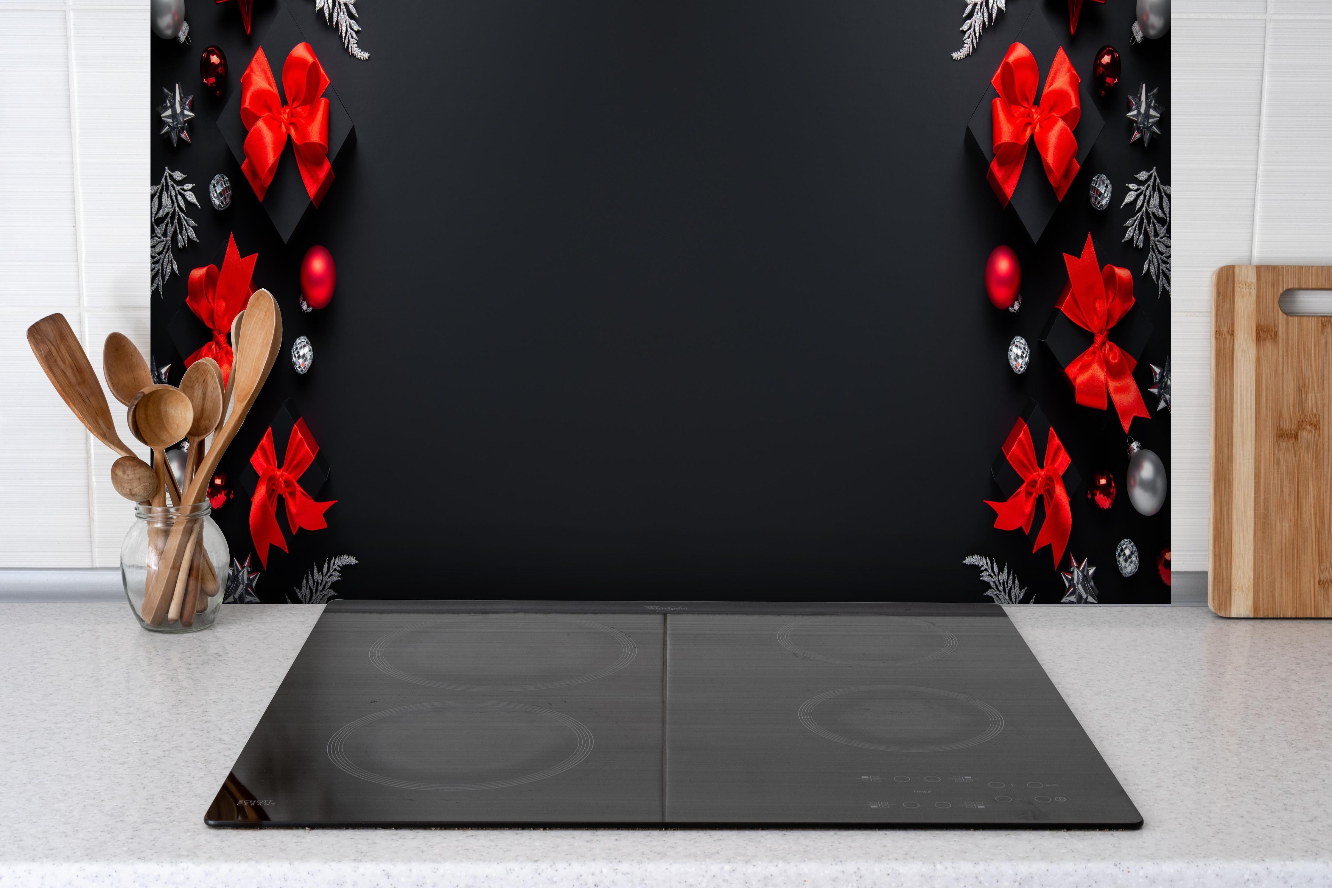Spritzschutz - Weihnachtsdeko als Hintergrund hinter einem Cerankochfeld zwischen Holz-Kochutensilien