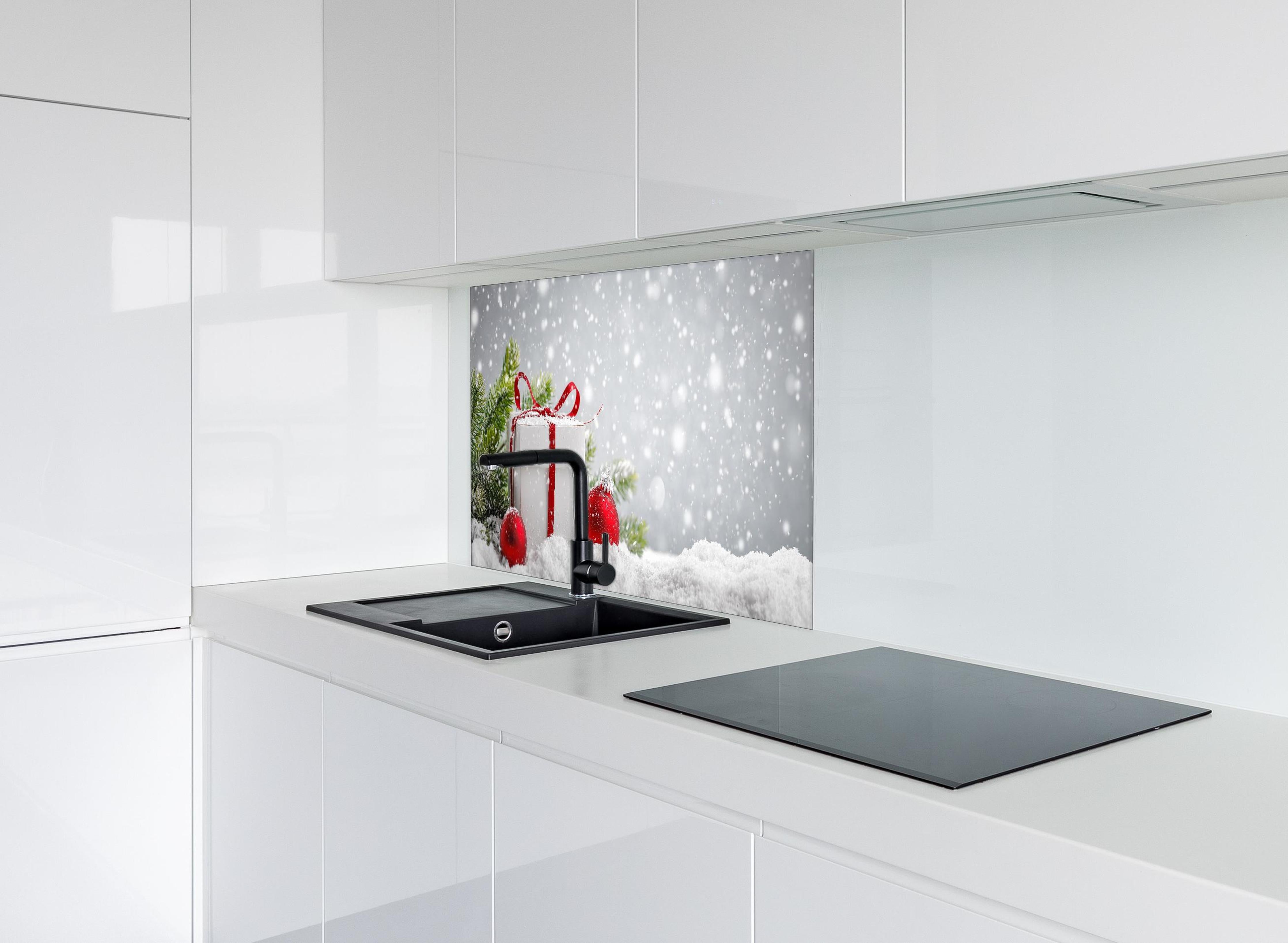 Spritzschutz - Weihnachtsdekoration hinter einem Cerankochfeld zwischen Holz-Kochutensilien