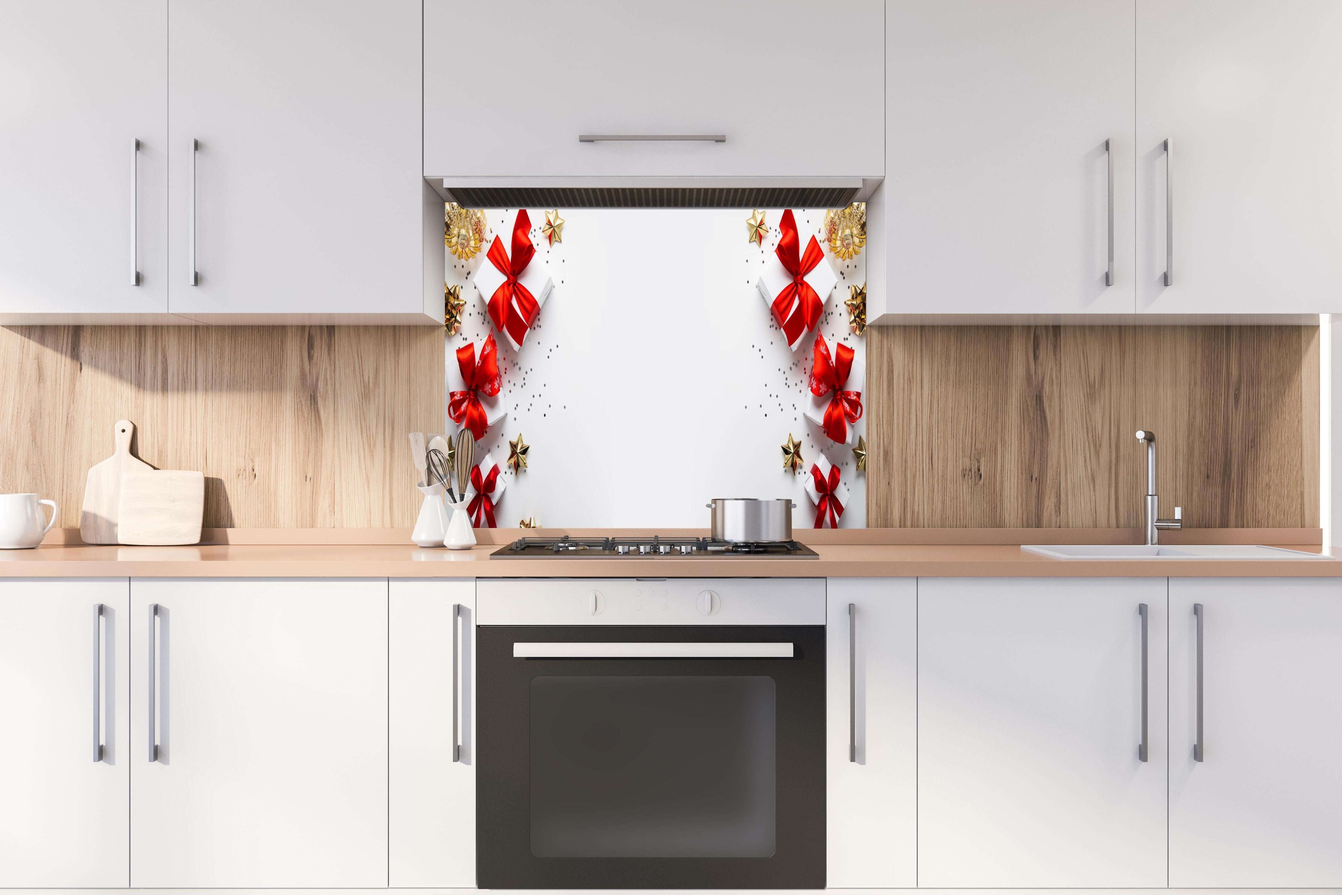 Spritzschutz - Weihnachtsgeschenke hinter einem Cerankochfeld zwischen Holz-Kochutensilien