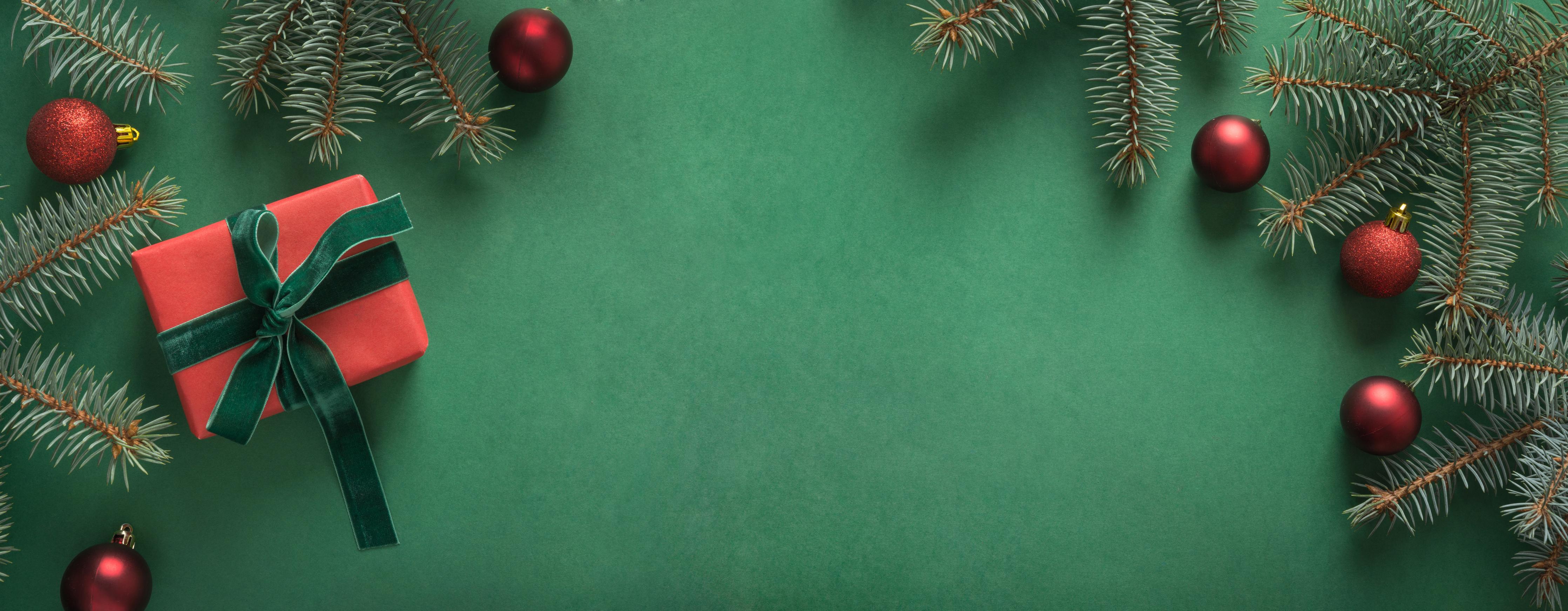 Spritzschutz-Weihnachtsrahmen auf grünem Hintergrund