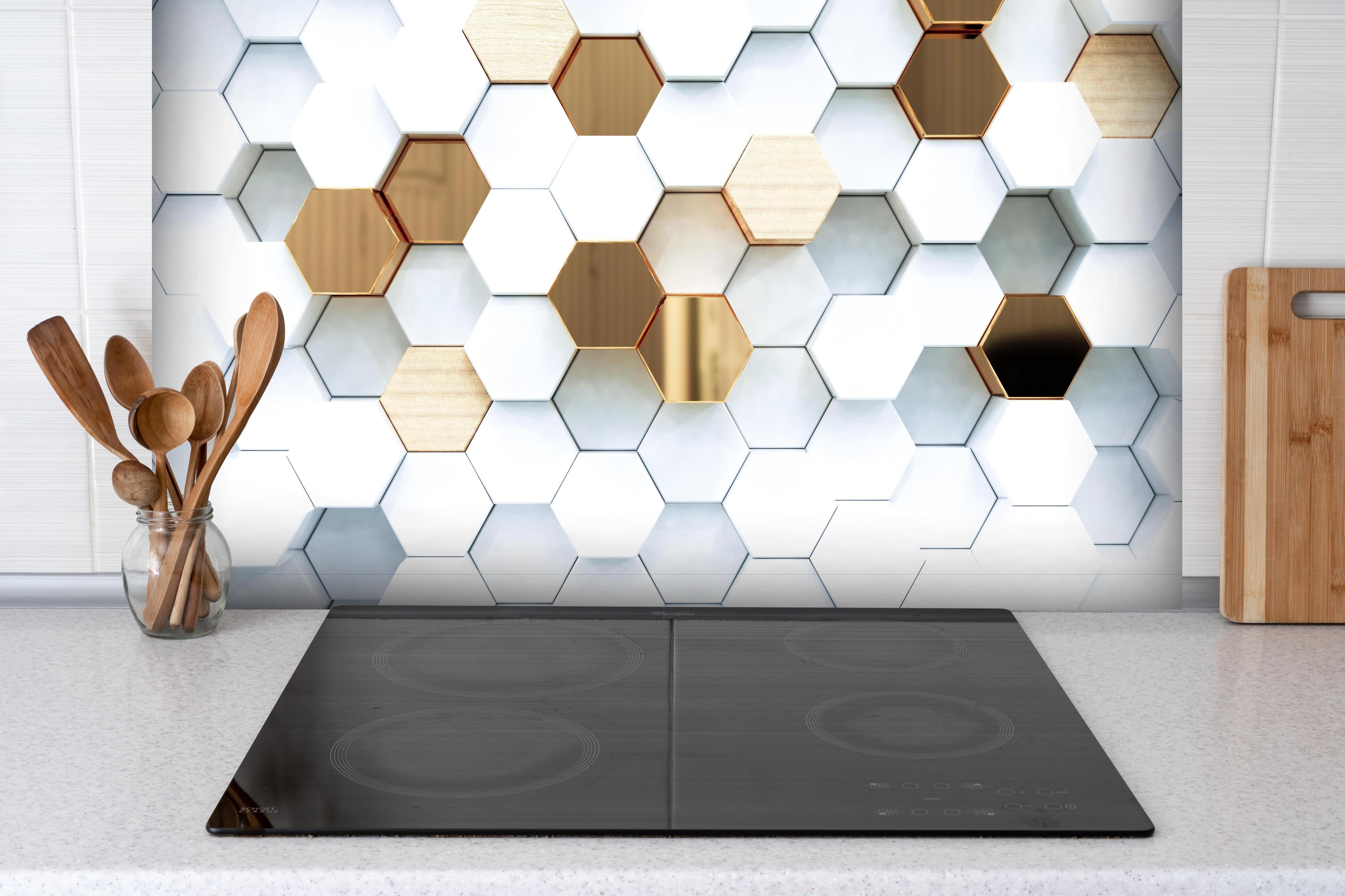 Spritzschutz - Weiß-Goldene Hexagon Prachtstruktur hinter einem Cerankochfeld zwischen Holz-Kochutensilien