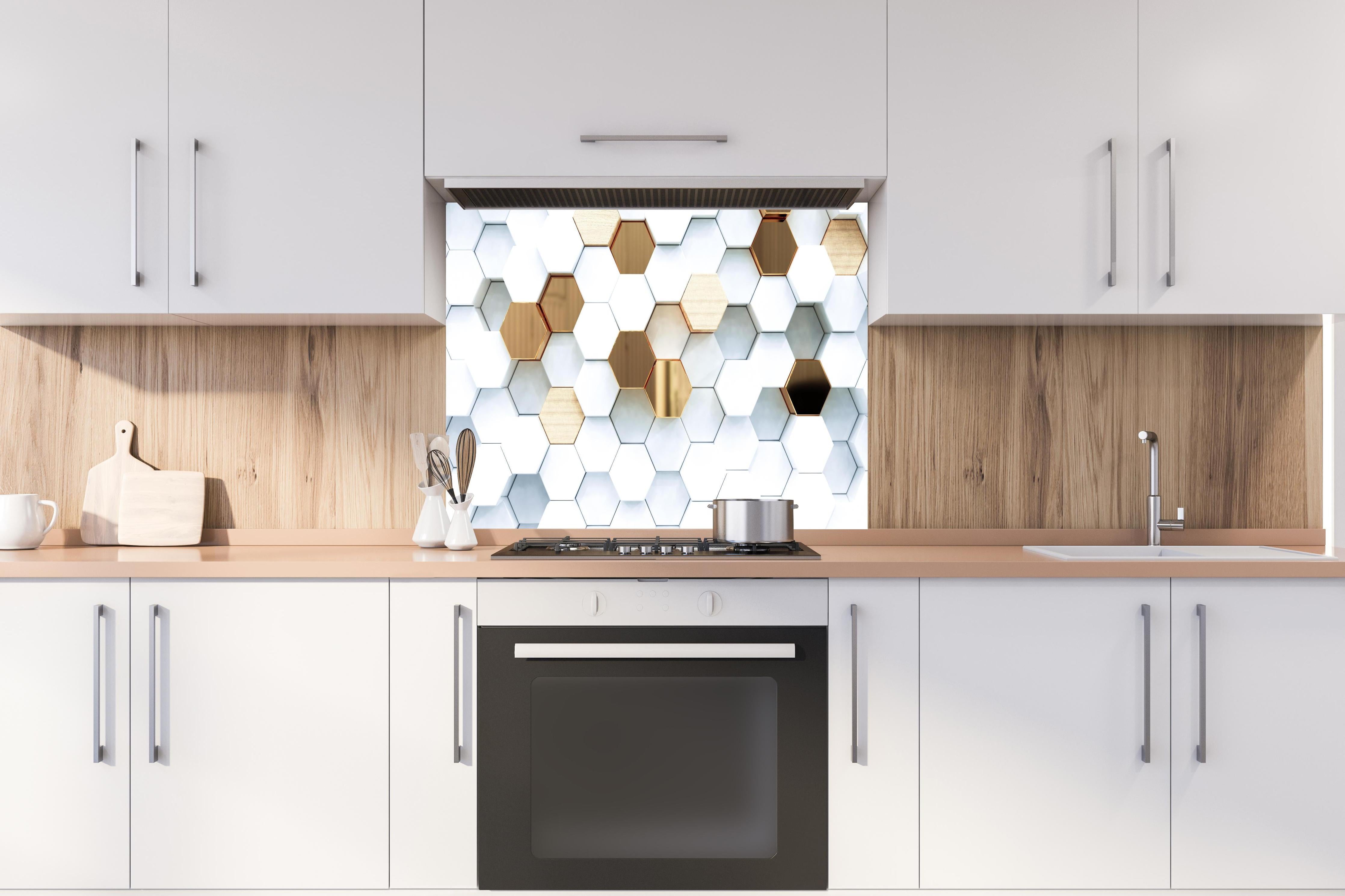 Spritzschutz - Weiß-Goldene Hexagon Prachtstruktur hinter einem Cerankochfeld zwischen Holz-Kochutensilien