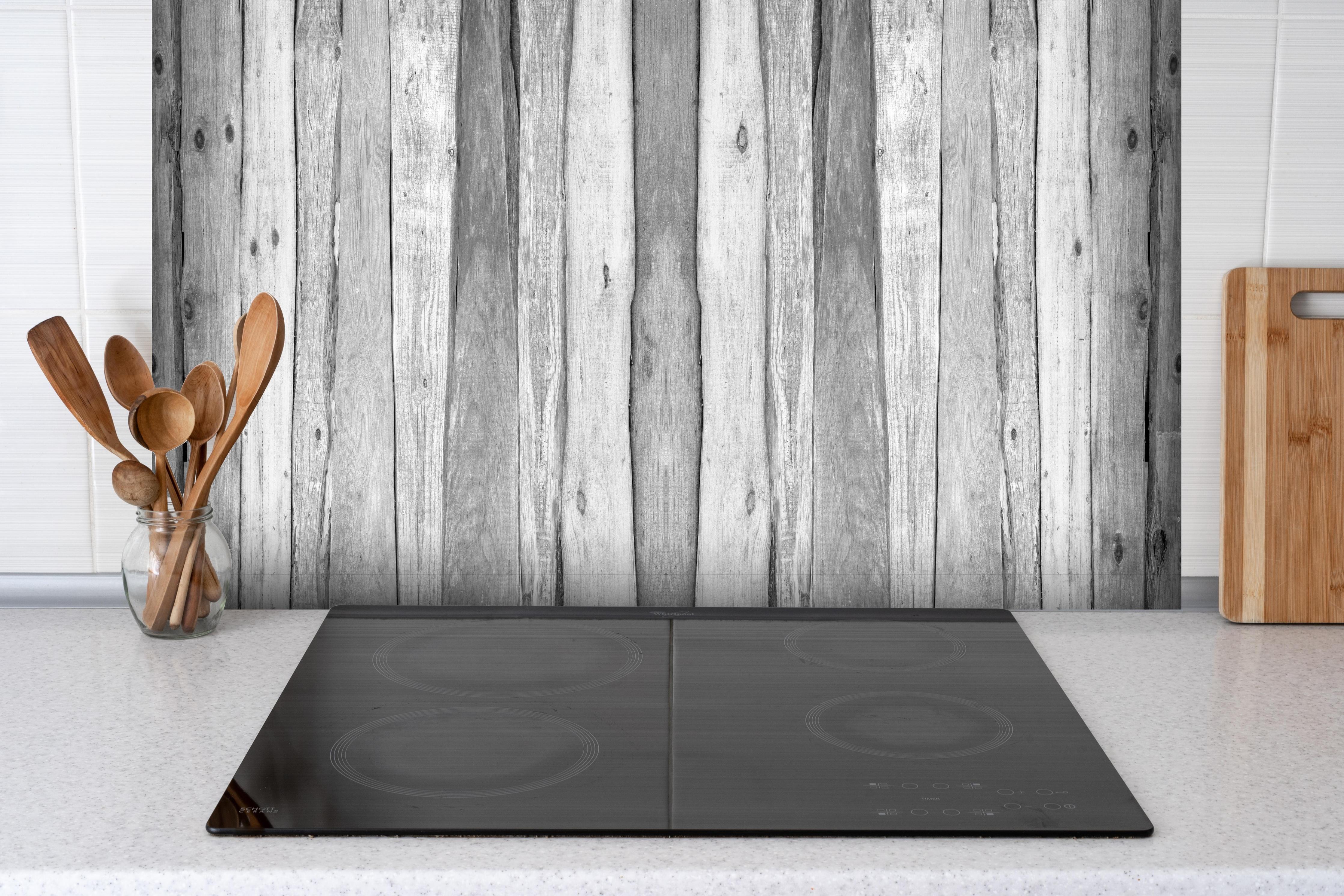 Spritzschutz - Weiß grau gestrichene Holzstruktur hinter einem Cerankochfeld zwischen Holz-Kochutensilien