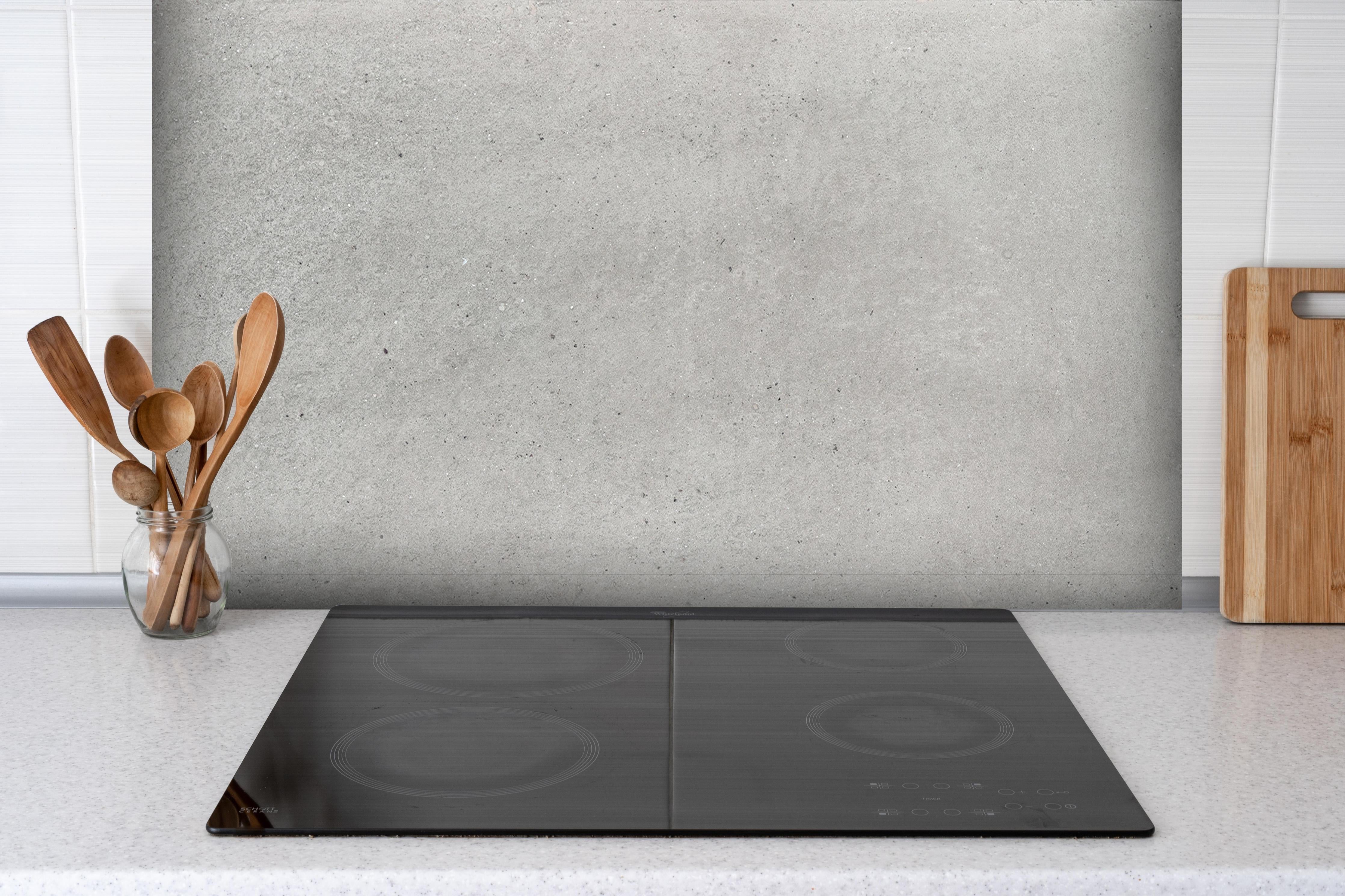 Spritzschutz - Weiß graue Betonwand 2 hinter einem Cerankochfeld zwischen Holz-Kochutensilien