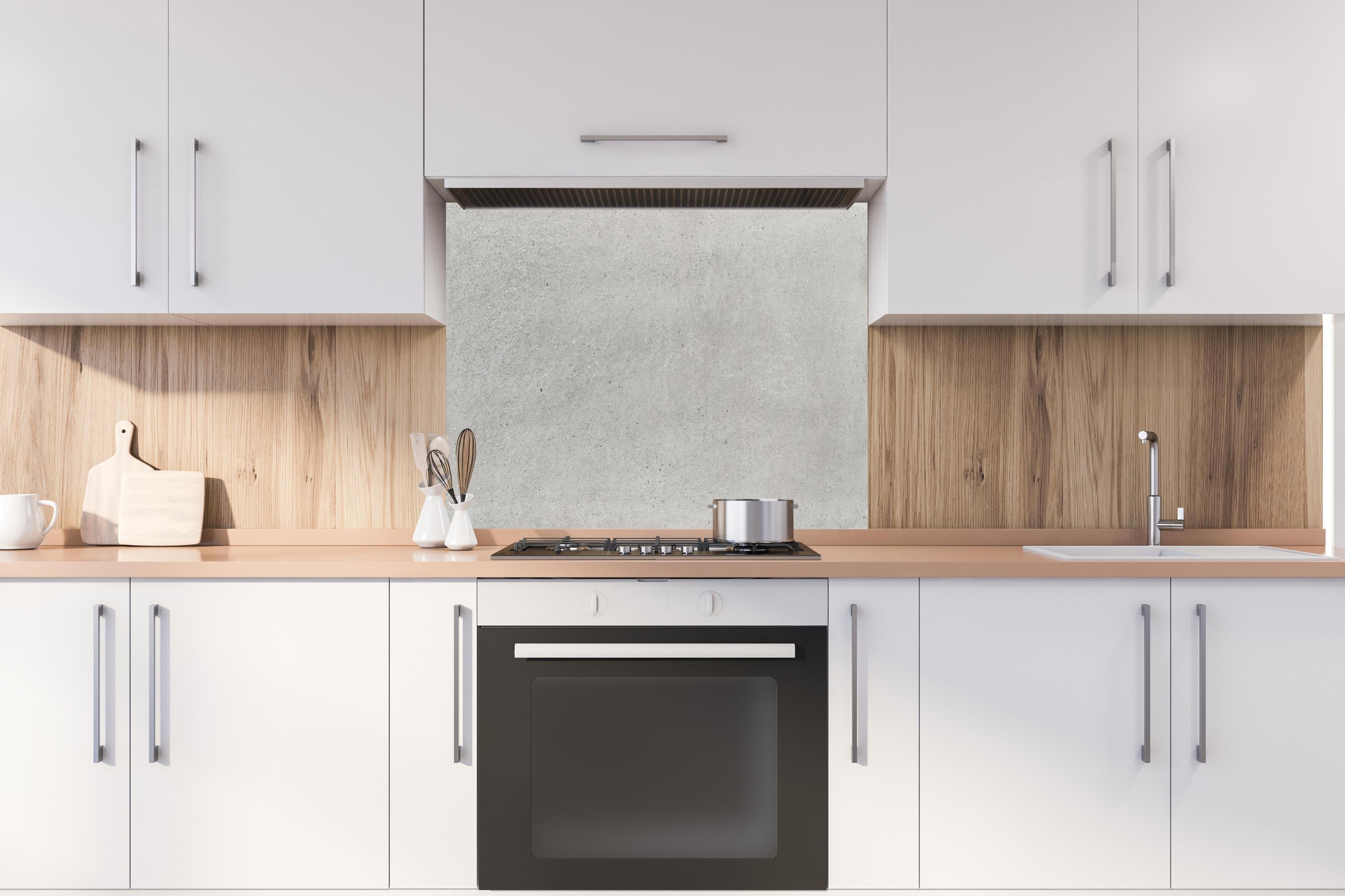 Spritzschutz - Weiß graue Betonwand 2 hinter einem Cerankochfeld zwischen Holz-Kochutensilien