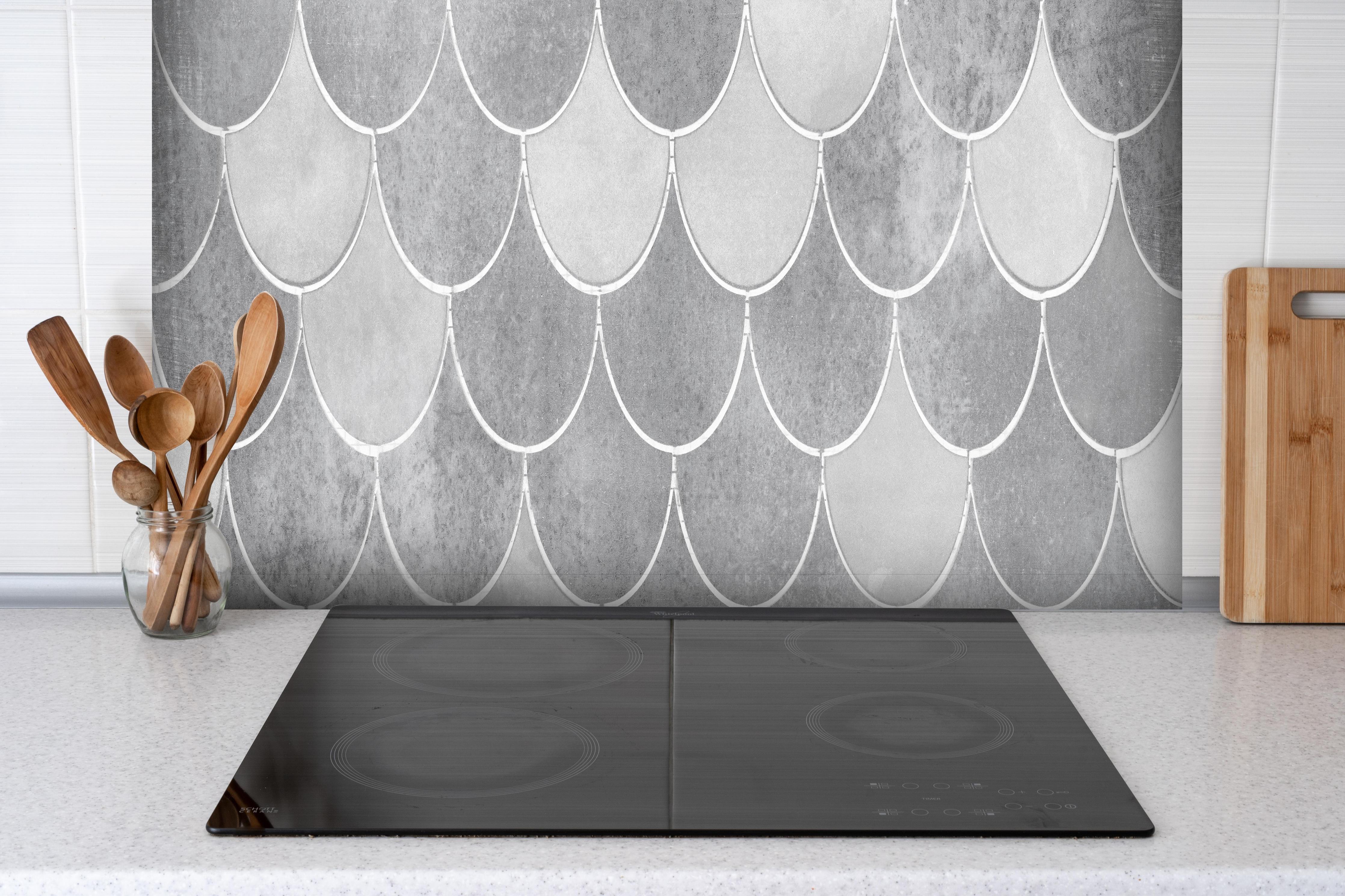 Spritzschutz - Weiß-graue Fischschuppen Fliesen hinter einem Cerankochfeld zwischen Holz-Kochutensilien