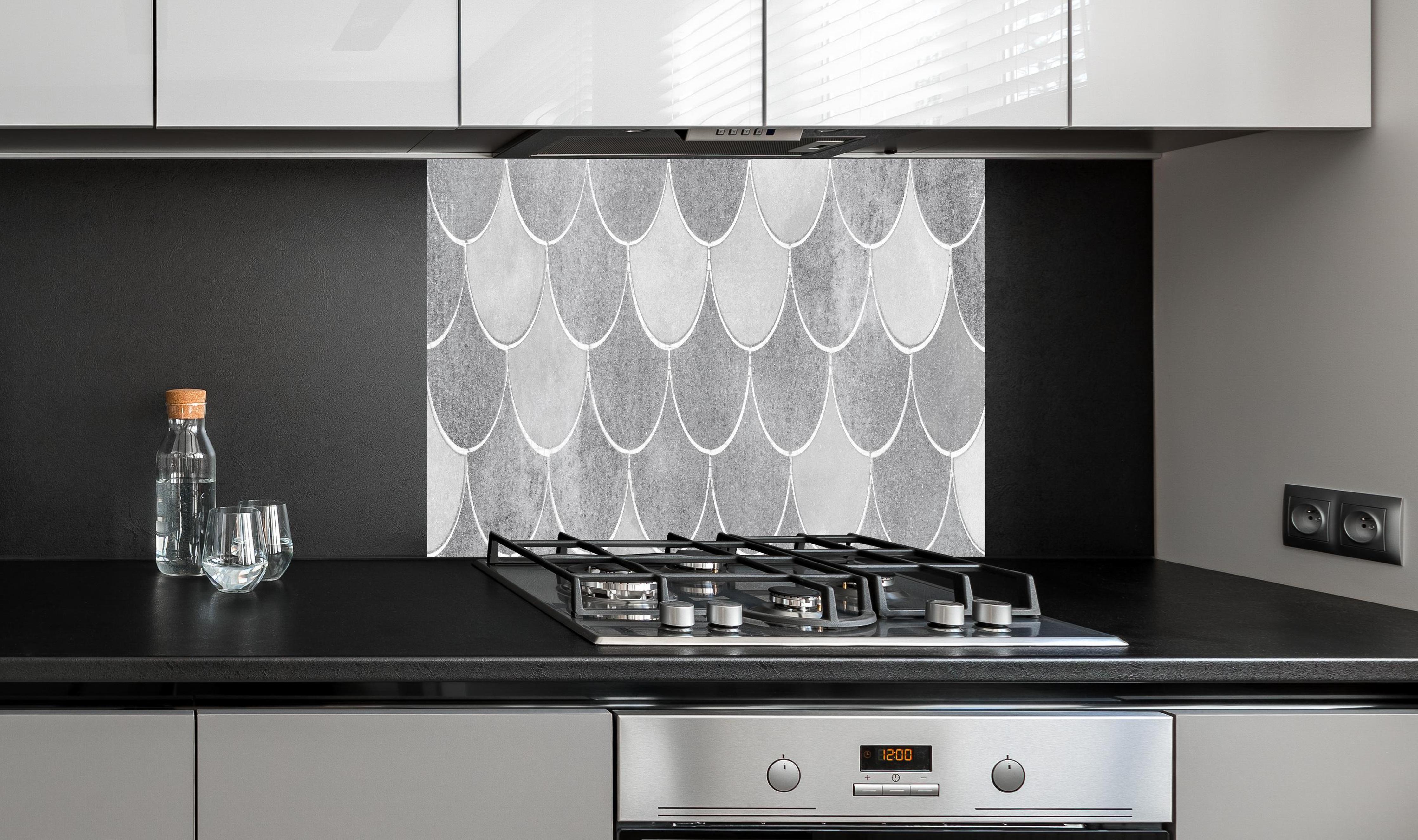 Spritzschutz - Weiß-graue Fischschuppen Fliesen hinter einem Cerankochfeld zwischen Holz-Kochutensilien