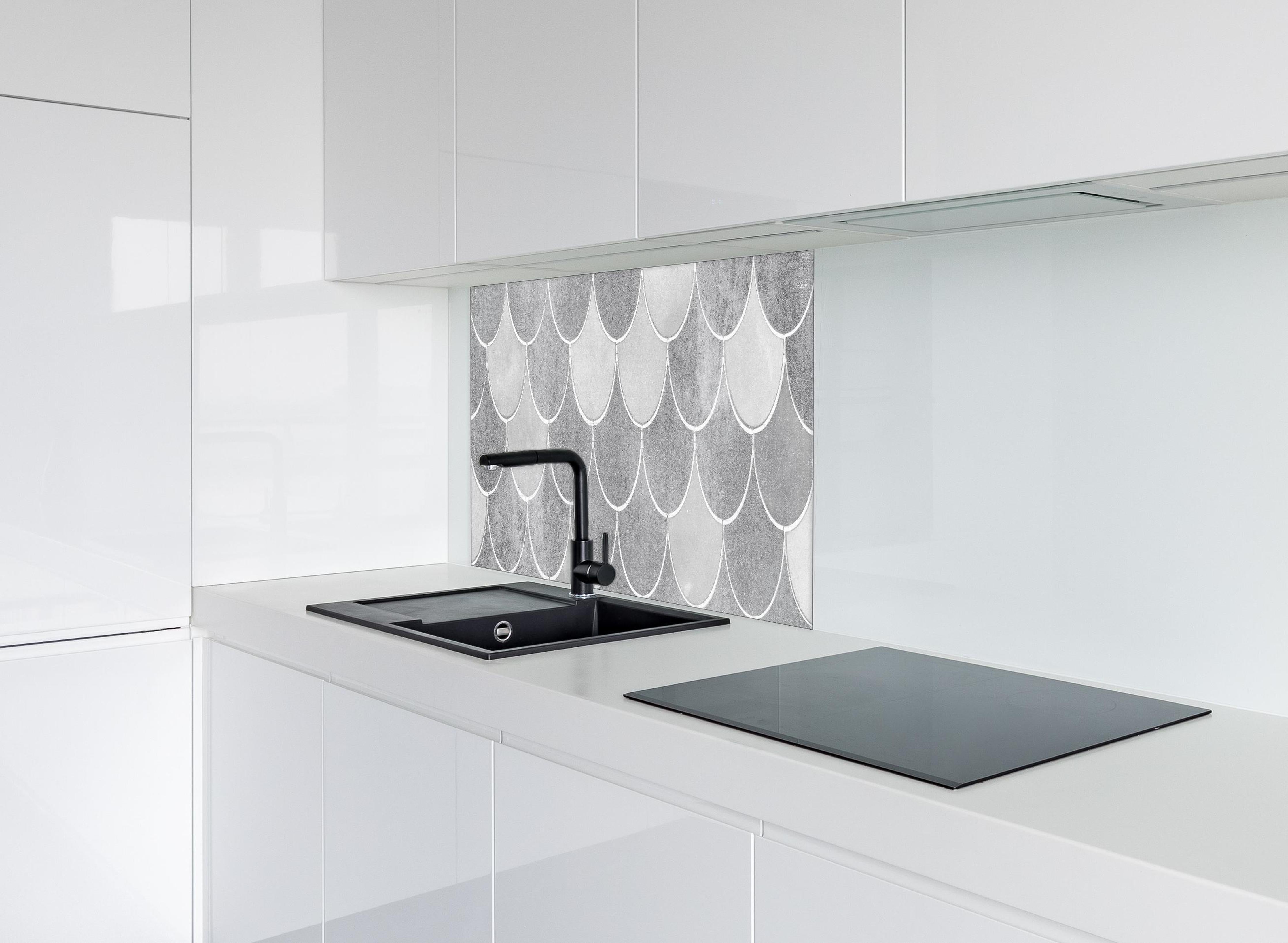 Spritzschutz - Weiß-graue Fischschuppen Fliesen hinter einem Cerankochfeld zwischen Holz-Kochutensilien