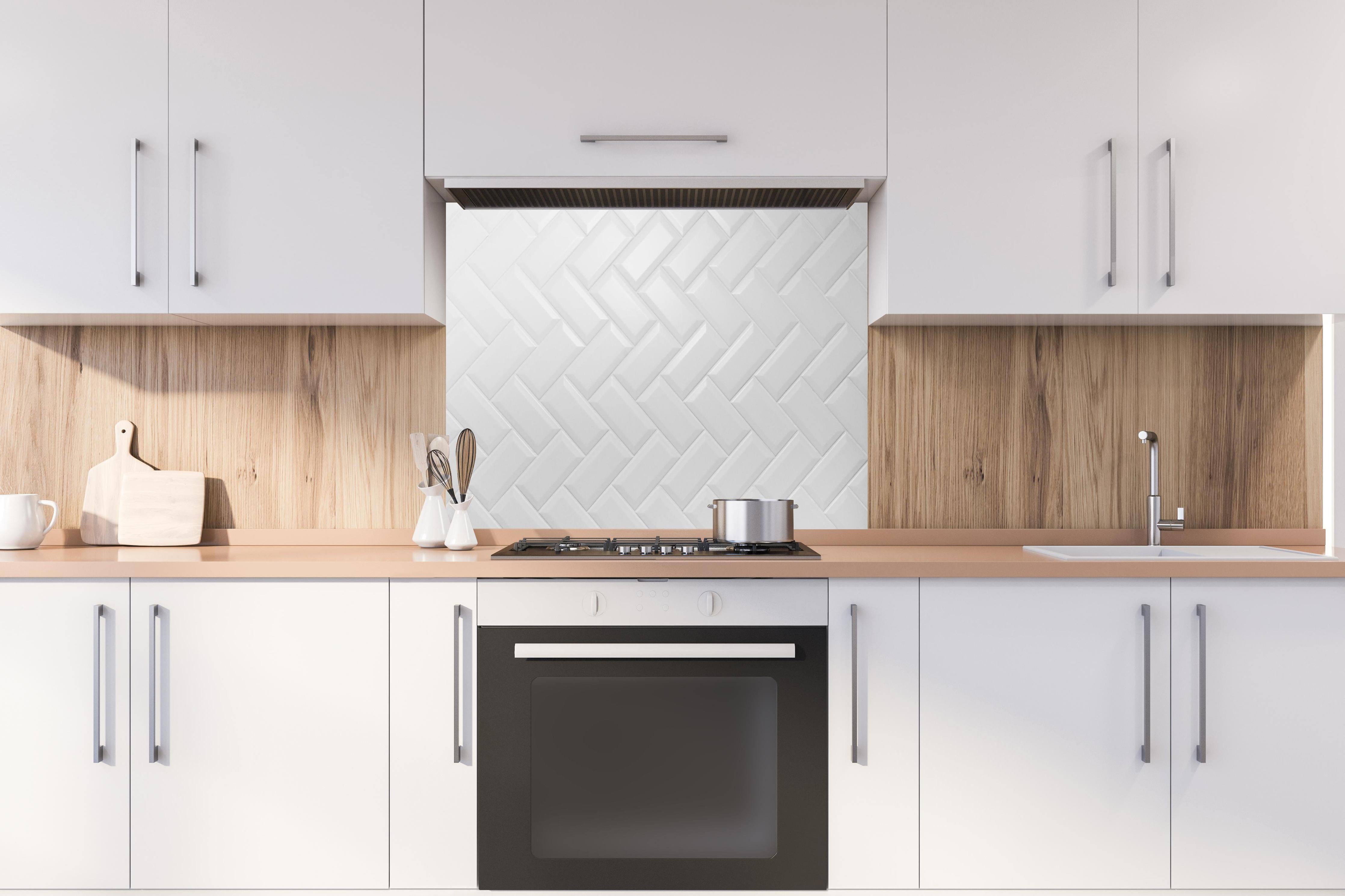 Spritzschutz - Weiß, gräuliche Keramikfliesen hinter einem Cerankochfeld zwischen Holz-Kochutensilien