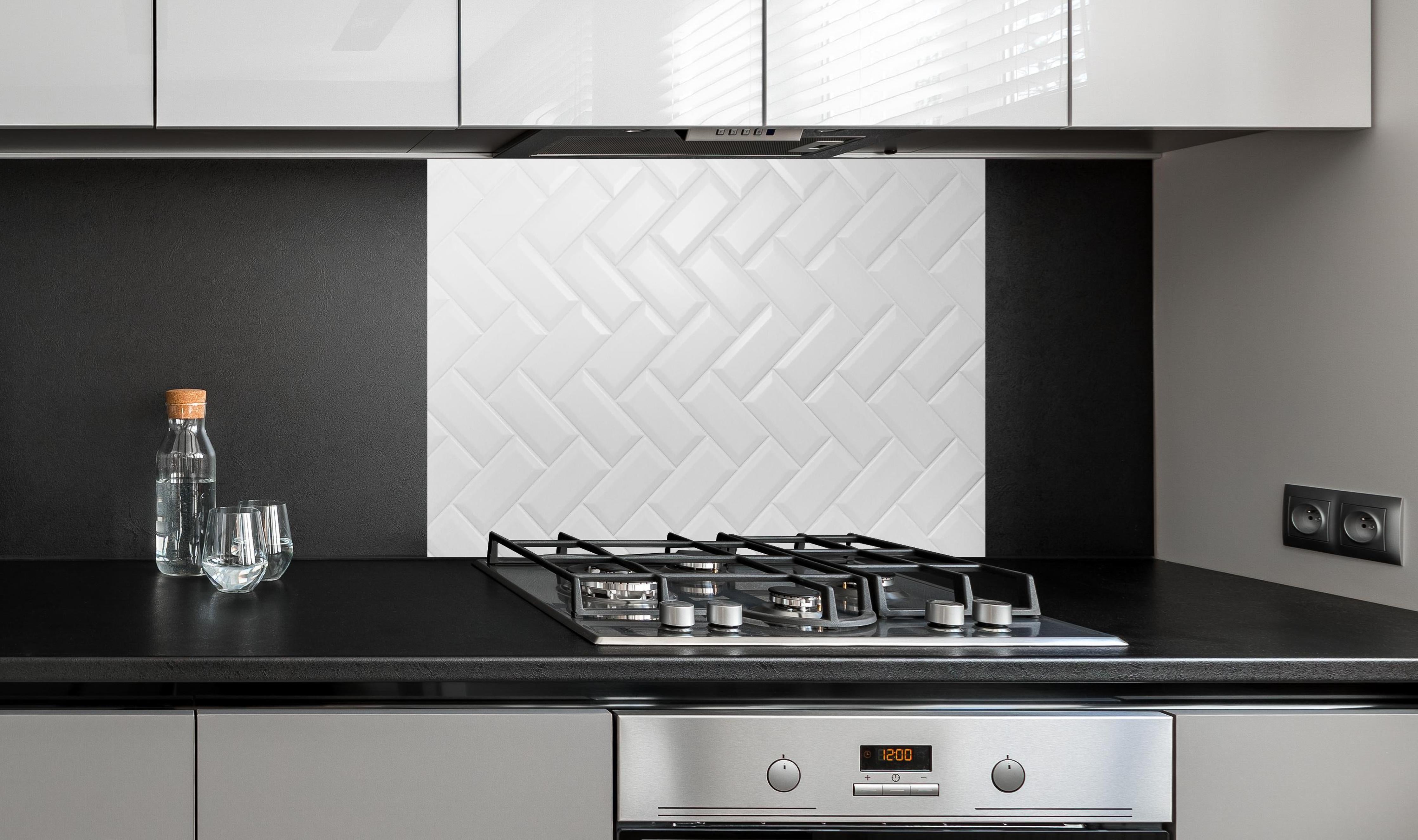 Spritzschutz - Weiß, gräuliche Keramikfliesen hinter einem Cerankochfeld zwischen Holz-Kochutensilien