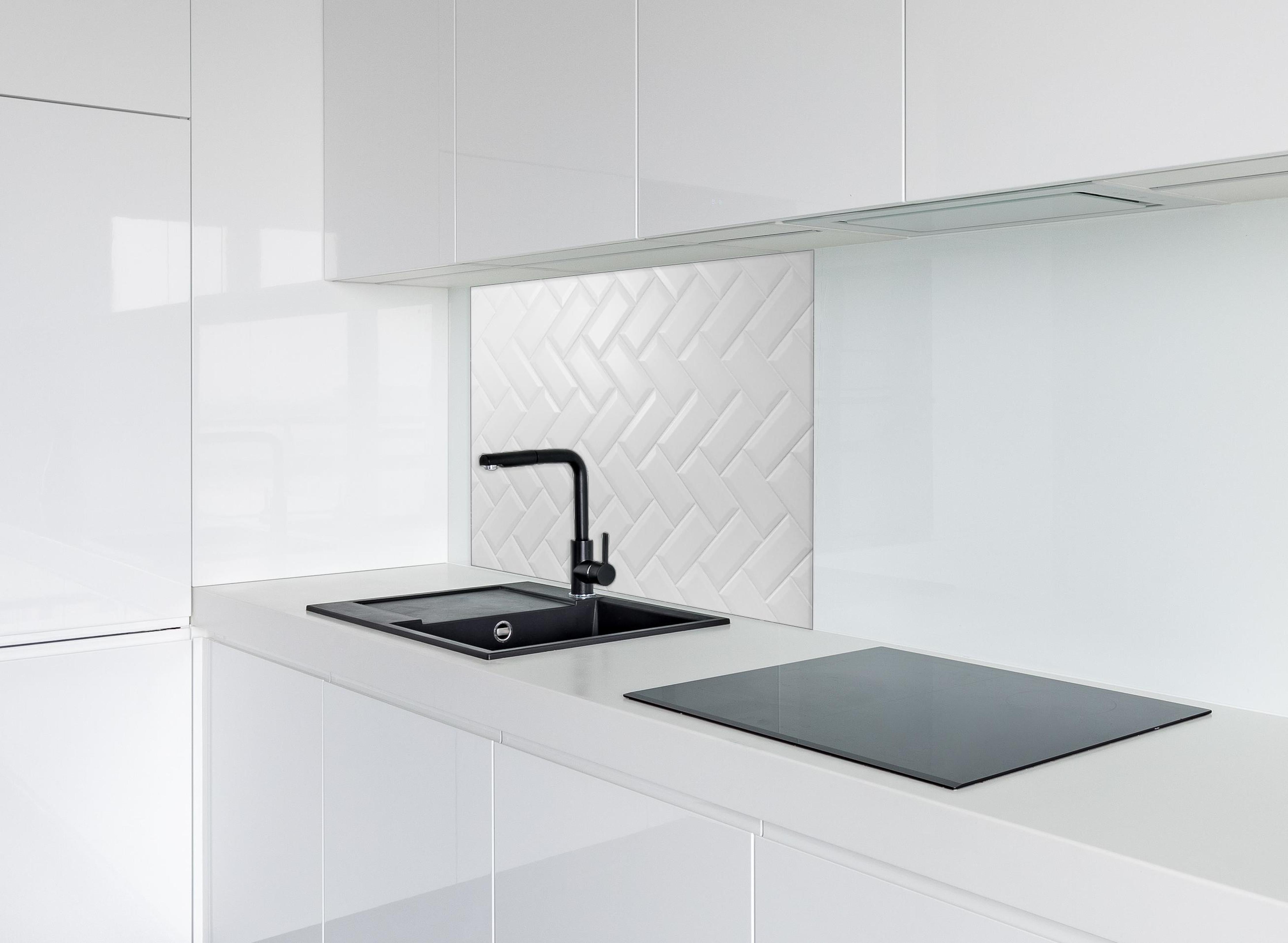 Spritzschutz - Weiß, gräuliche Keramikfliesen hinter einem Cerankochfeld zwischen Holz-Kochutensilien