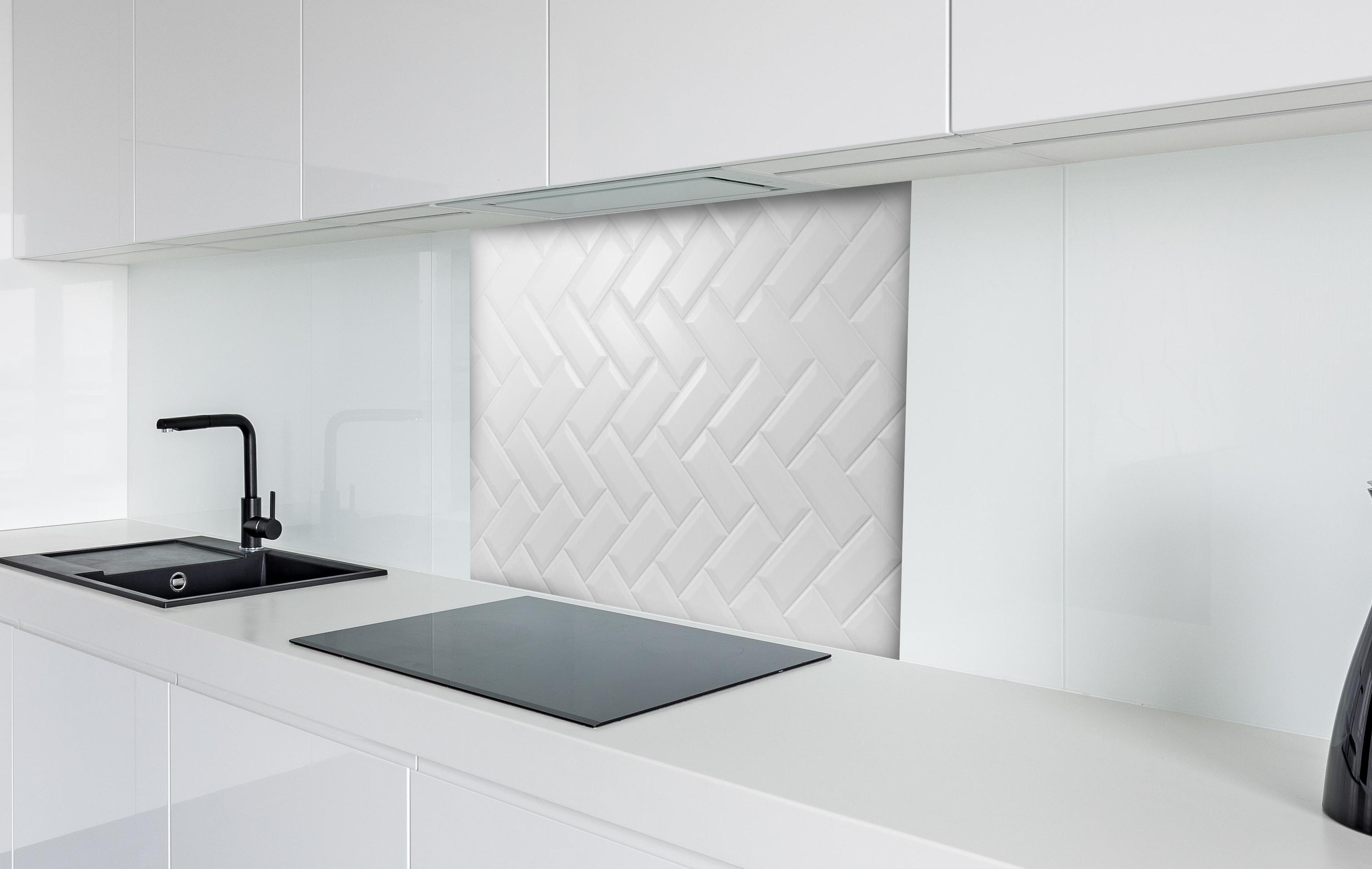 Spritzschutz - Weiß, gräuliche Keramikfliesen hinter einem Cerankochfeld zwischen Holz-Kochutensilien