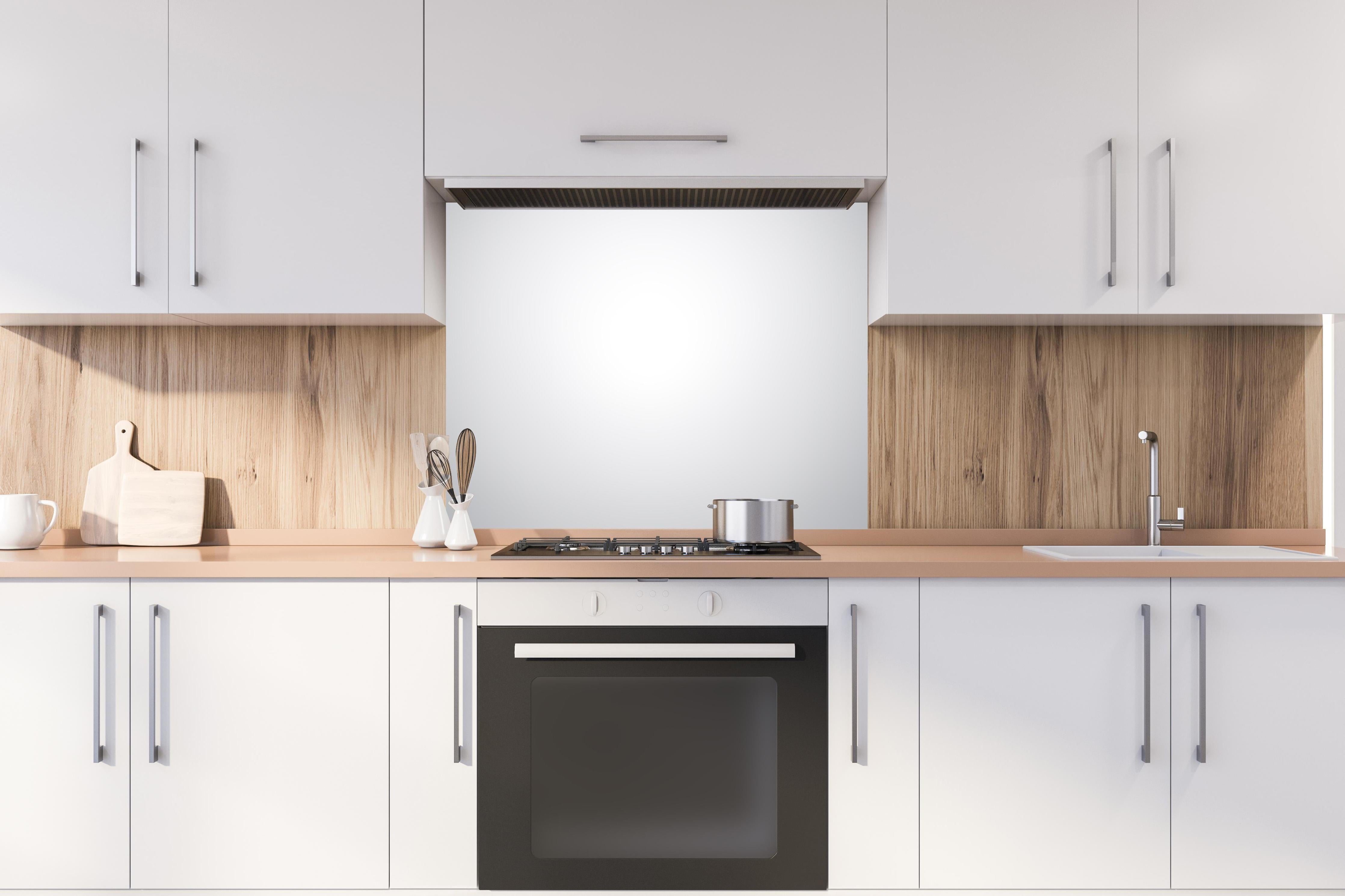 Spritzschutz - Weiß, gräuliches Muster hinter einem Cerankochfeld zwischen Holz-Kochutensilien