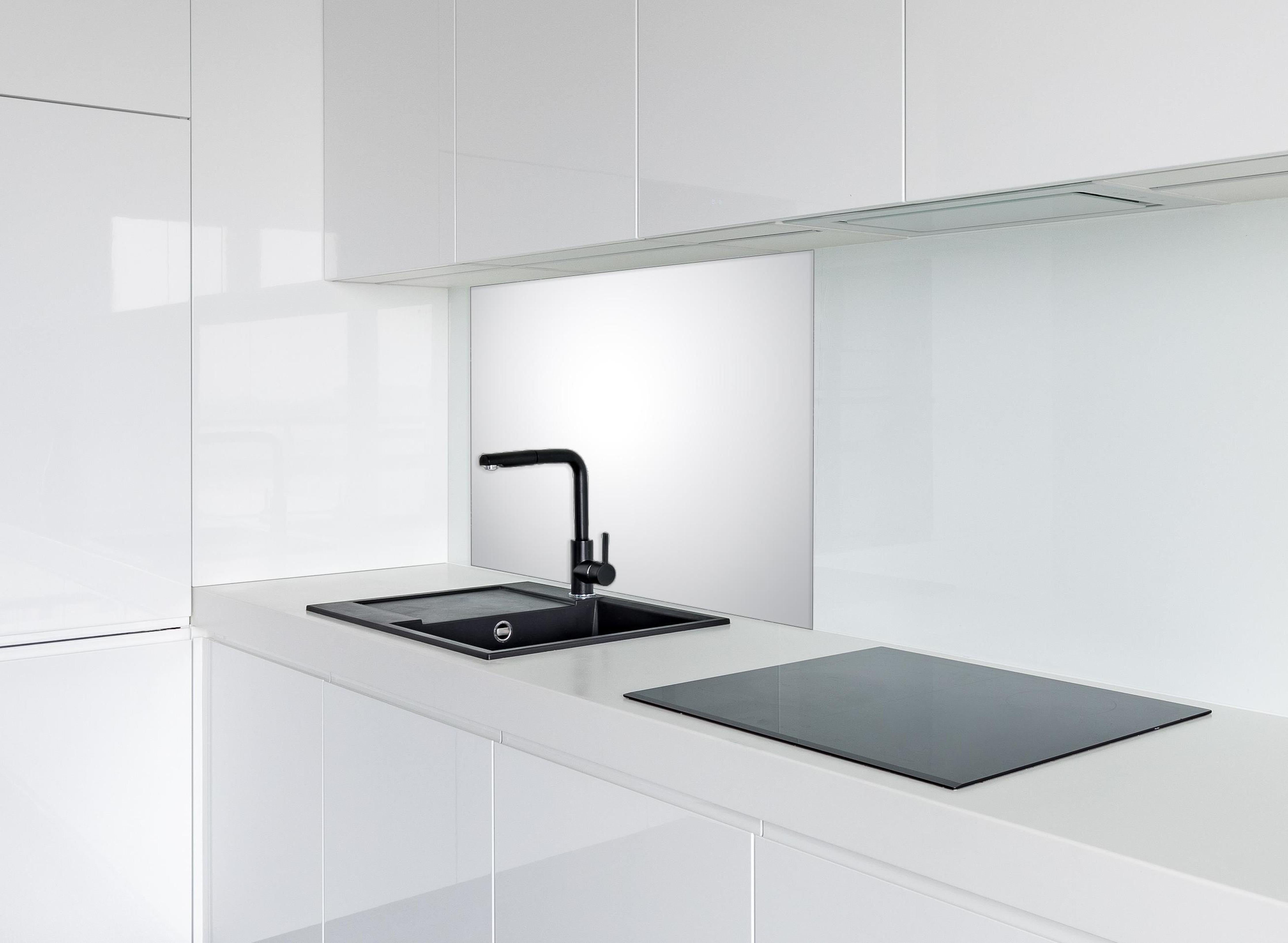 Spritzschutz - Weiß, gräuliches Muster hinter einem Cerankochfeld zwischen Holz-Kochutensilien