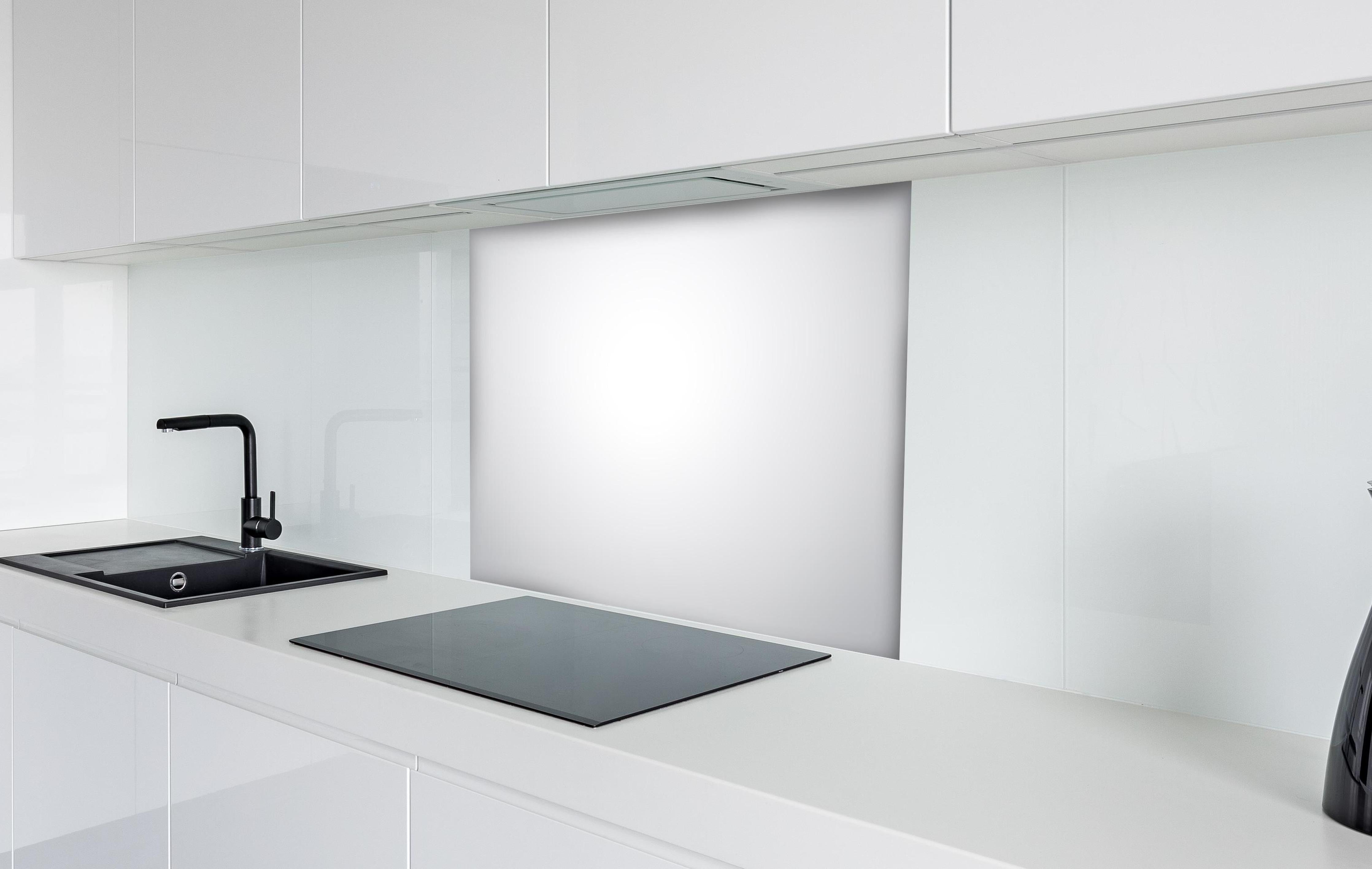 Spritzschutz - Weiß, gräuliches Muster hinter einem Cerankochfeld zwischen Holz-Kochutensilien