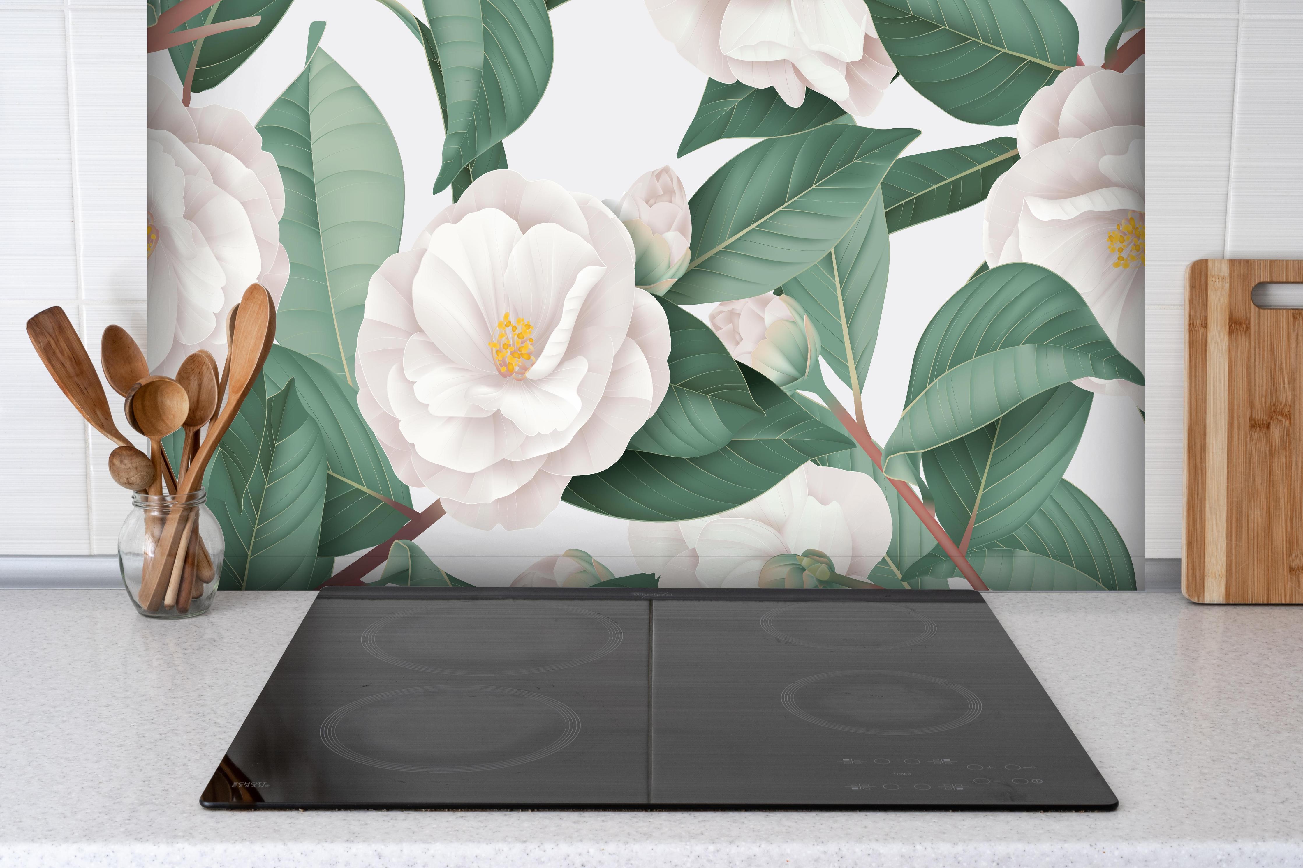 Spritzschutz - Weiße Blüten hinter einem Cerankochfeld zwischen Holz-Kochutensilien