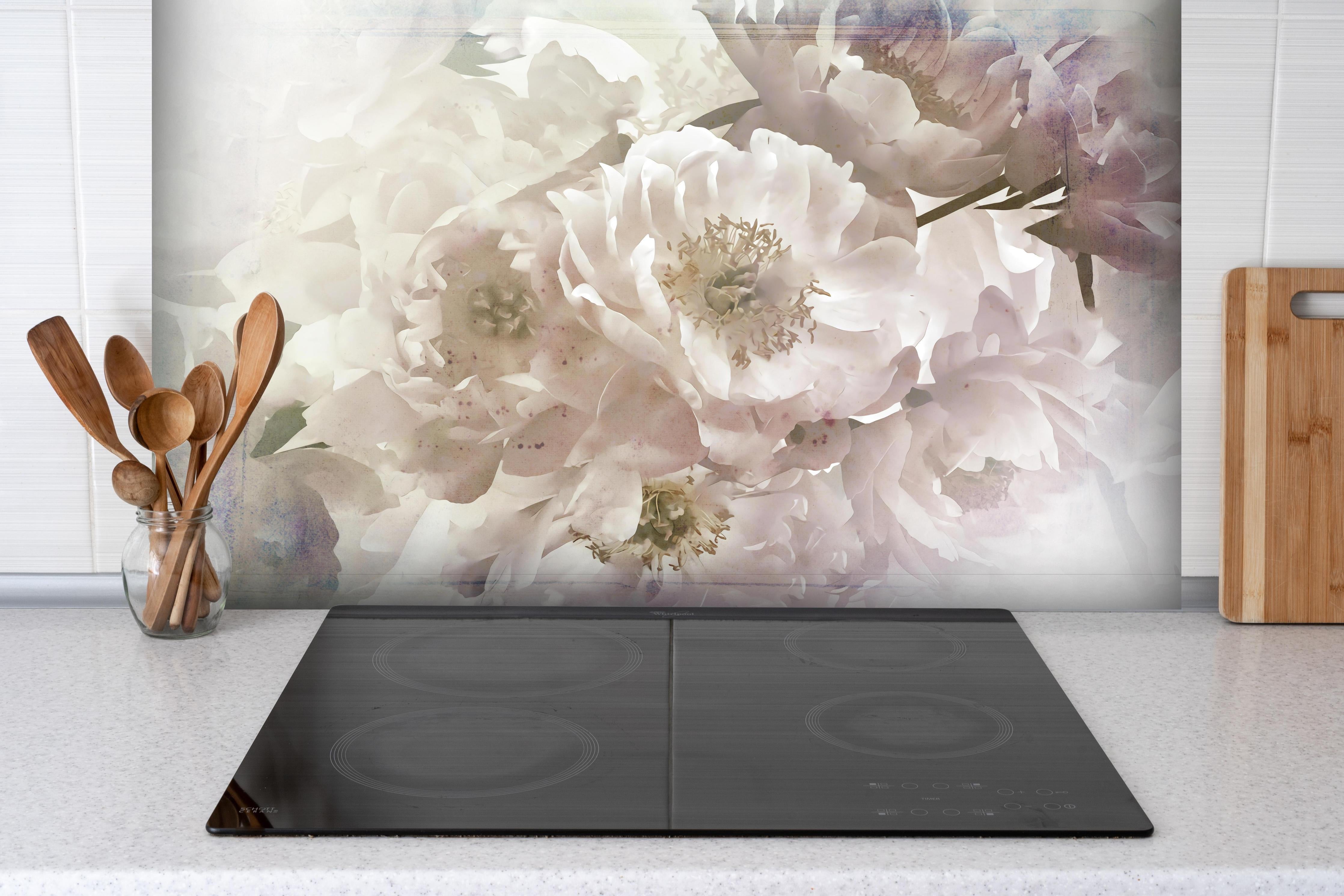 Spritzschutz - Weiße Blume - Darstellung hinter einem Cerankochfeld zwischen Holz-Kochutensilien