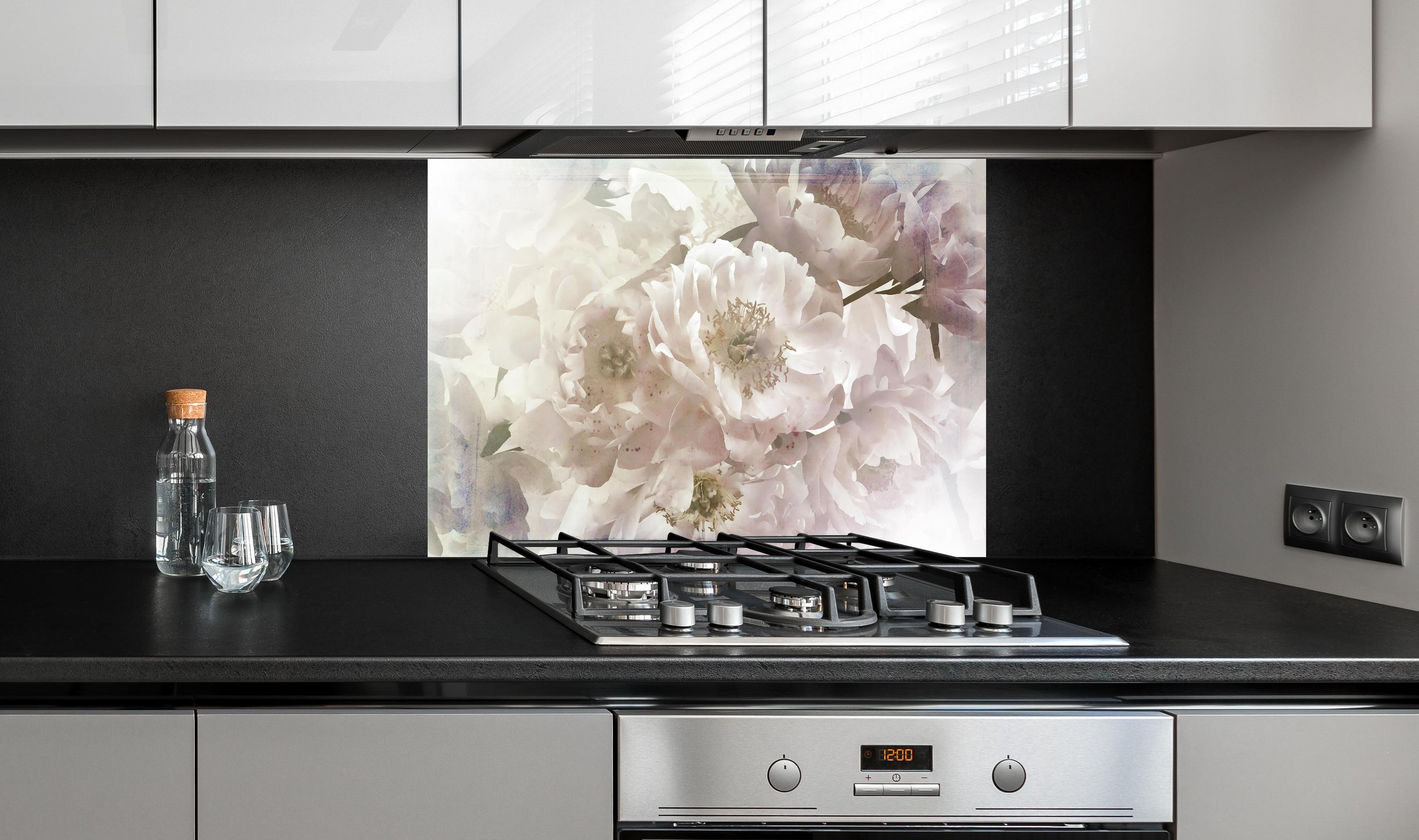 Spritzschutz - Weiße Blume - Darstellung hinter einem Cerankochfeld zwischen Holz-Kochutensilien