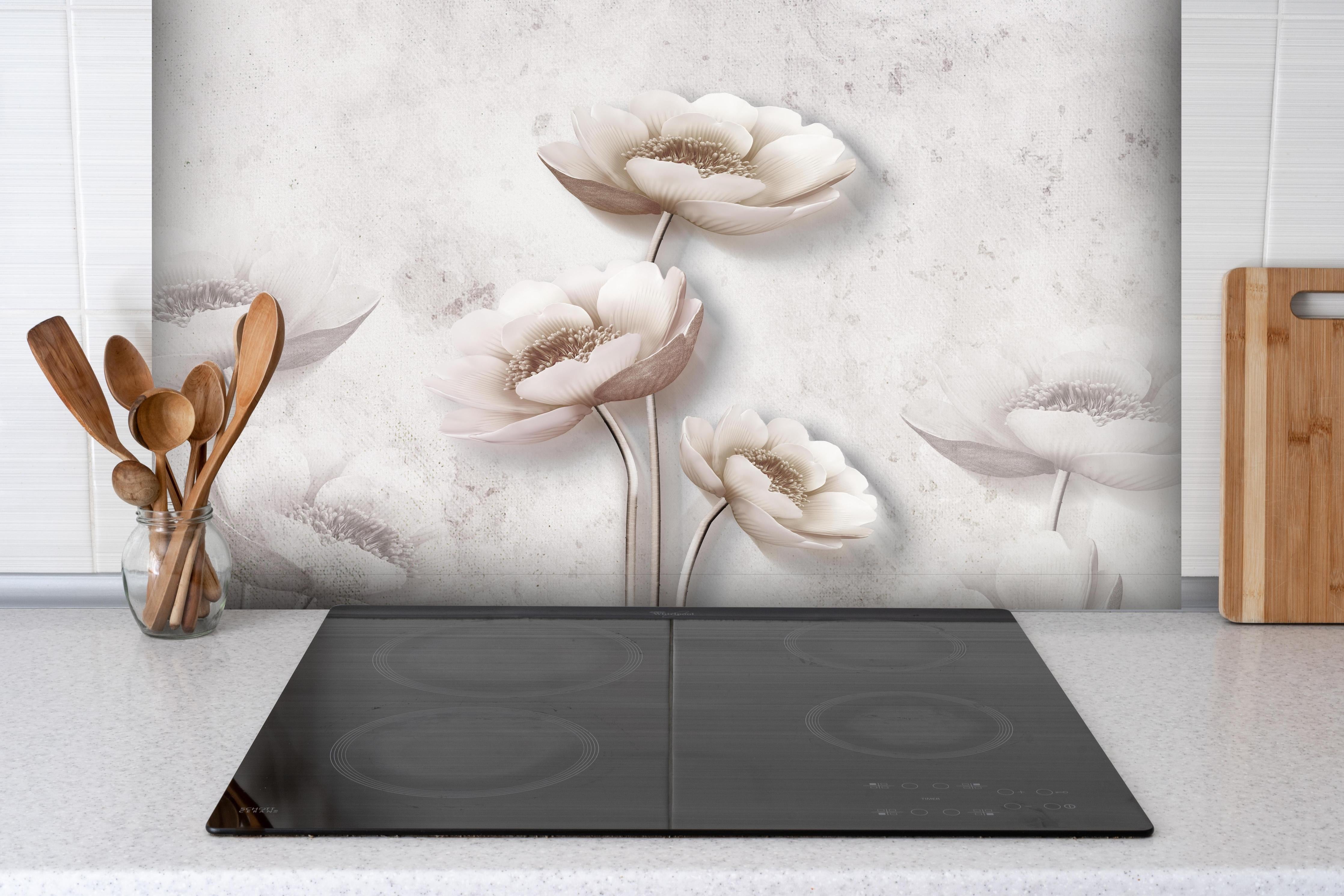 Spritzschutz - Weiße Blume Retrostil hinter einem Cerankochfeld zwischen Holz-Kochutensilien