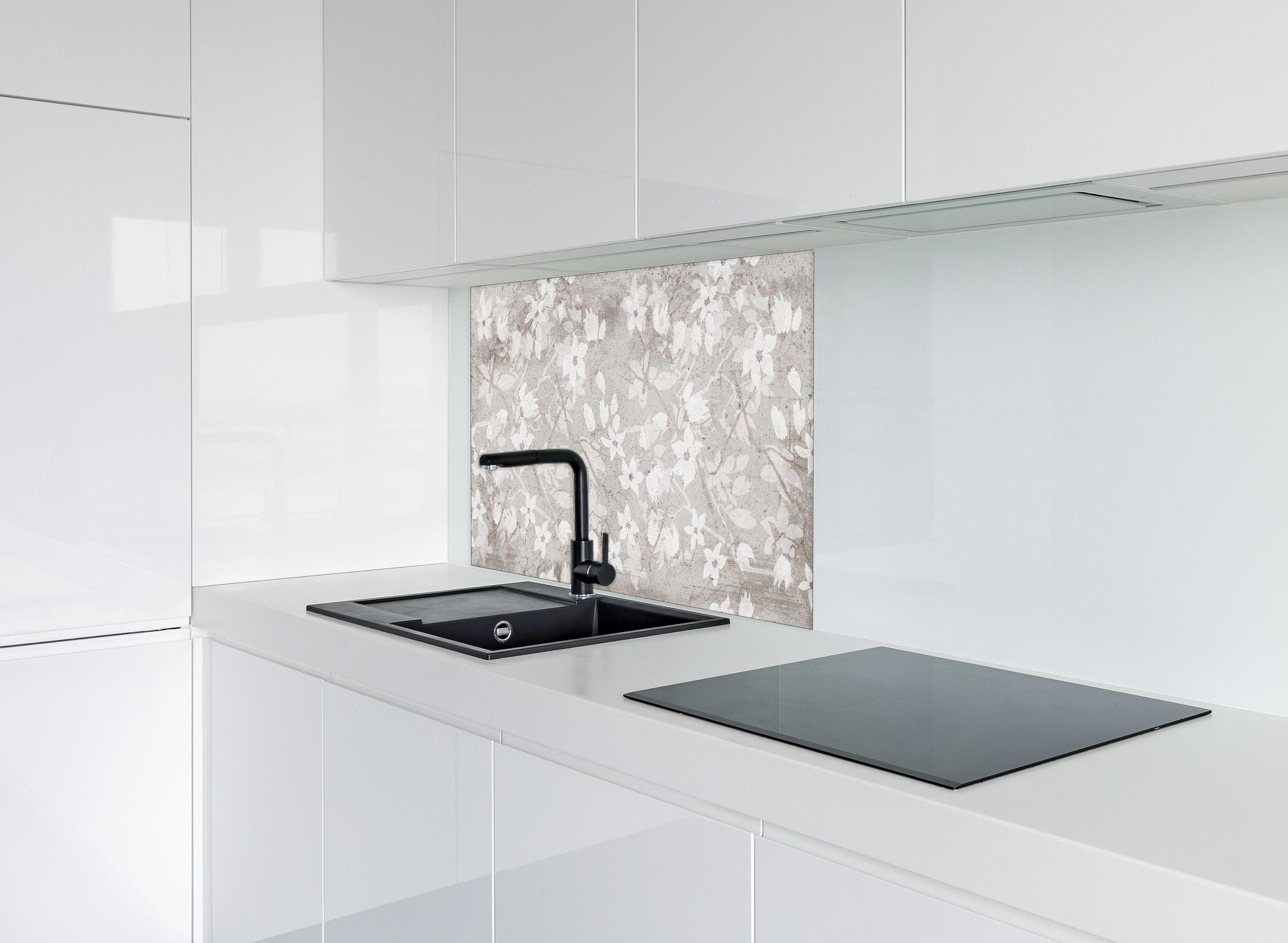 Spritzschutz - Weiße Blumen auf altem grauem Hintergrund hinter einem Cerankochfeld zwischen Holz-Kochutensilien