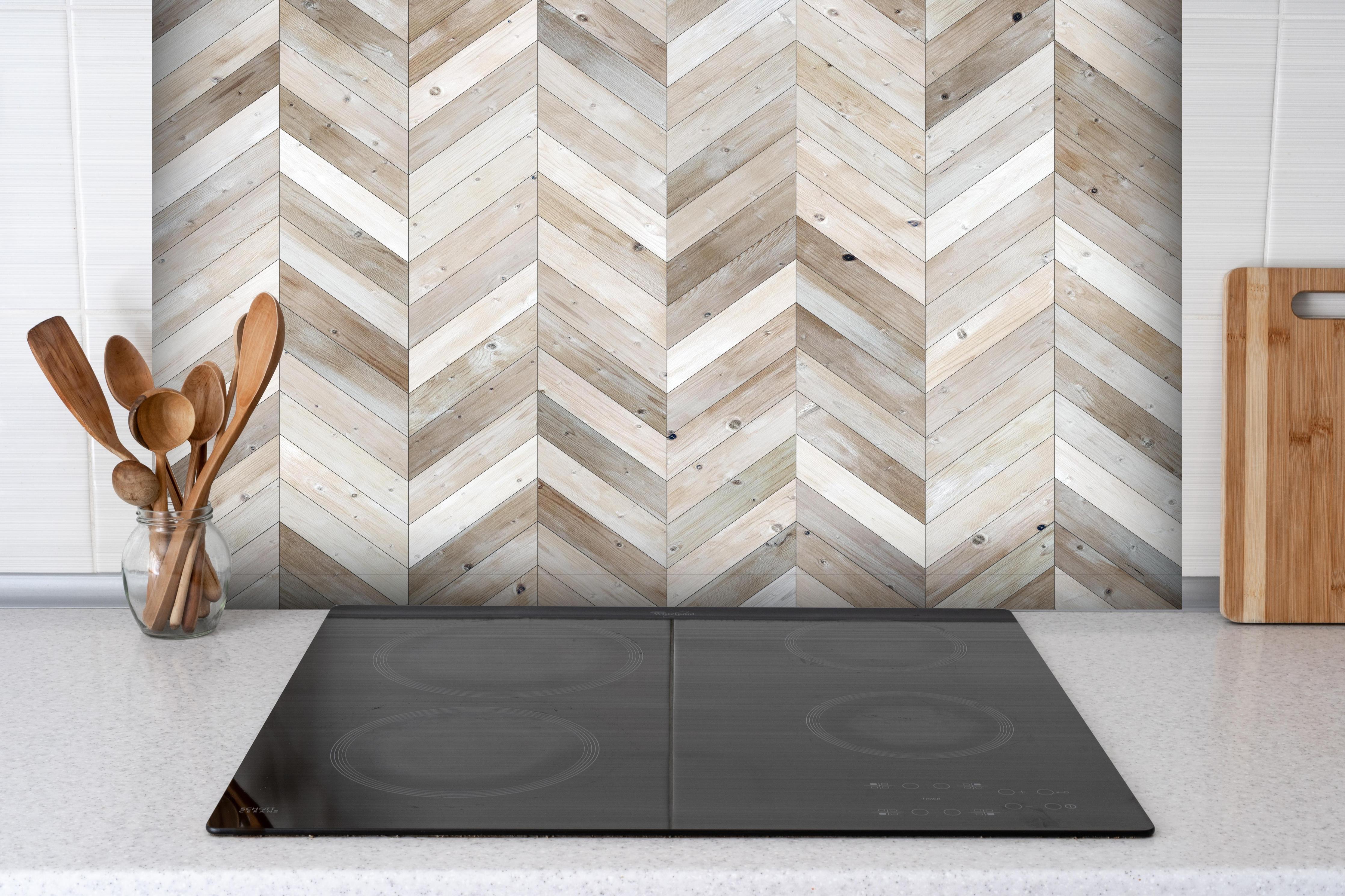 Spritzschutz - Weiße Chevron Textur hinter einem Cerankochfeld zwischen Holz-Kochutensilien