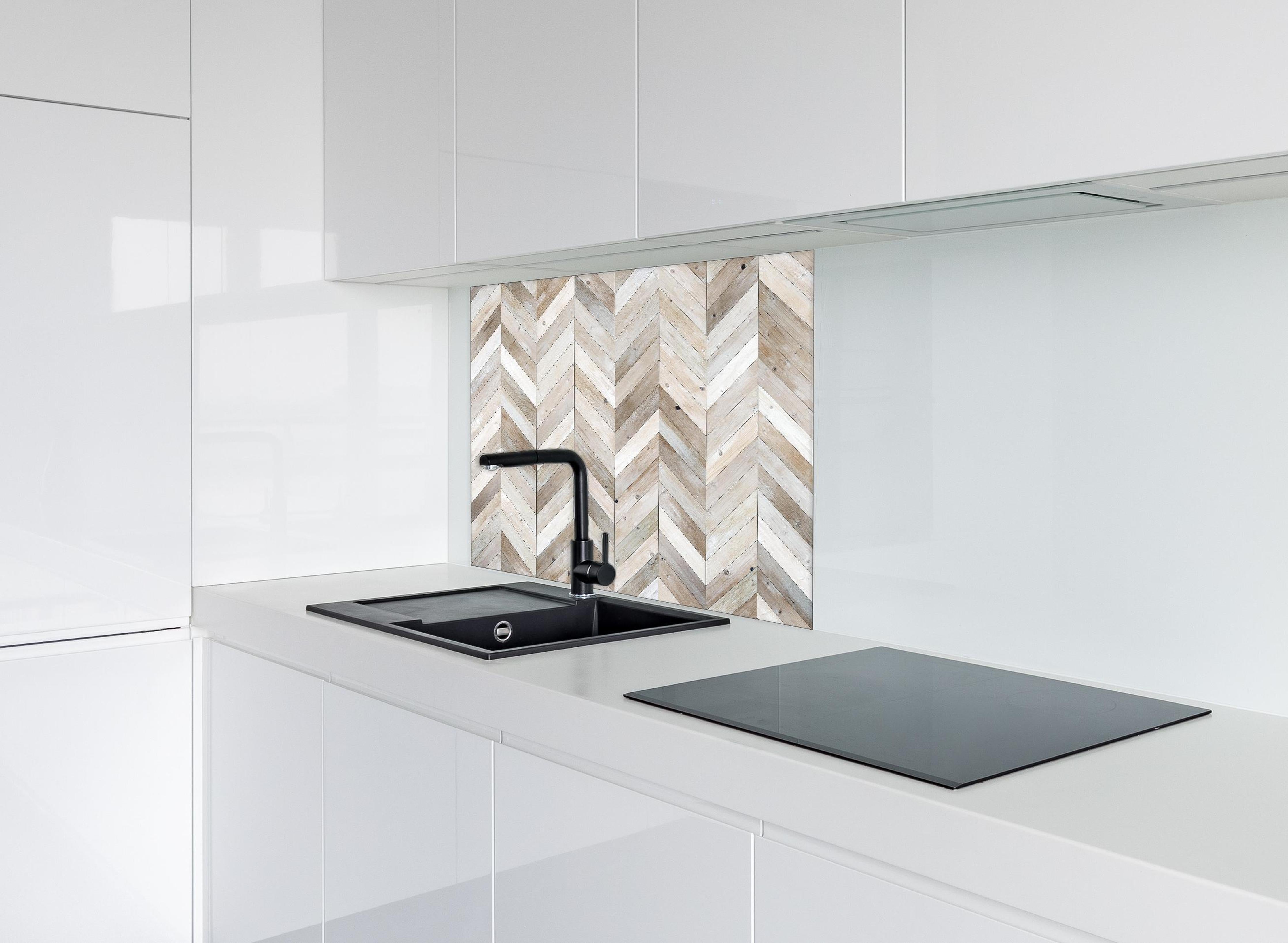 Spritzschutz - Weiße Chevron Textur hinter einem Cerankochfeld zwischen Holz-Kochutensilien