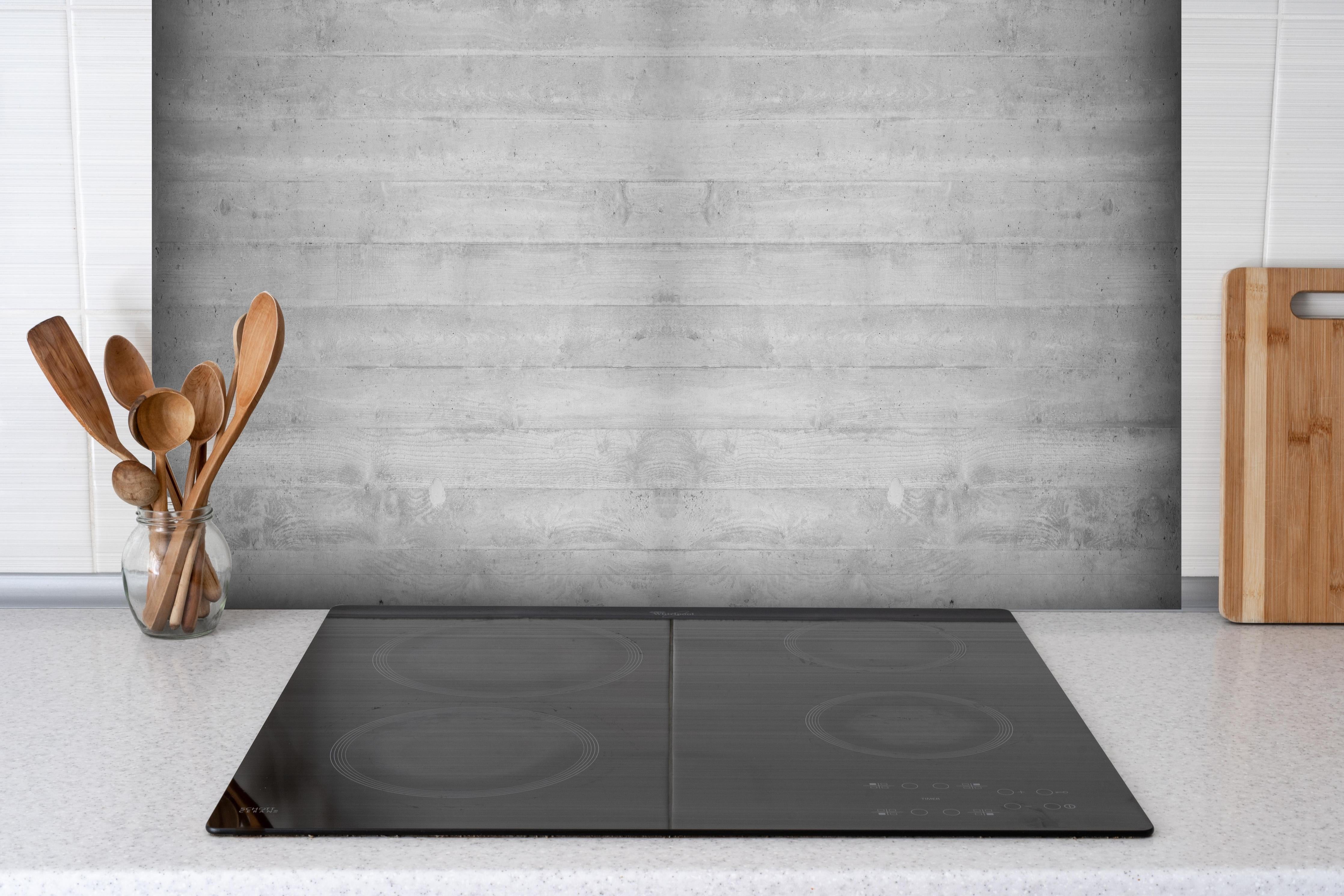 Spritzschutz - Weiße Graue Betonstruktur Panoramabanner hinter einem Cerankochfeld zwischen Holz-Kochutensilien