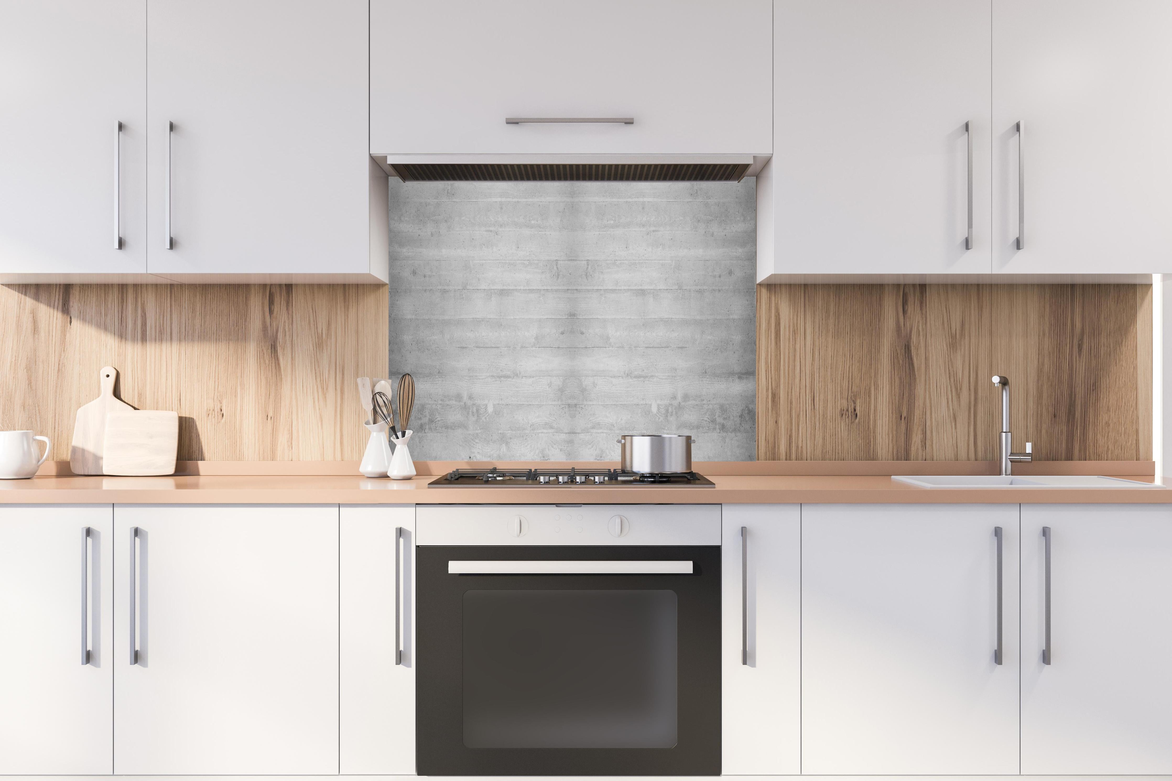 Spritzschutz - Weiße Graue Betonstruktur Panoramabanner hinter einem Cerankochfeld zwischen Holz-Kochutensilien