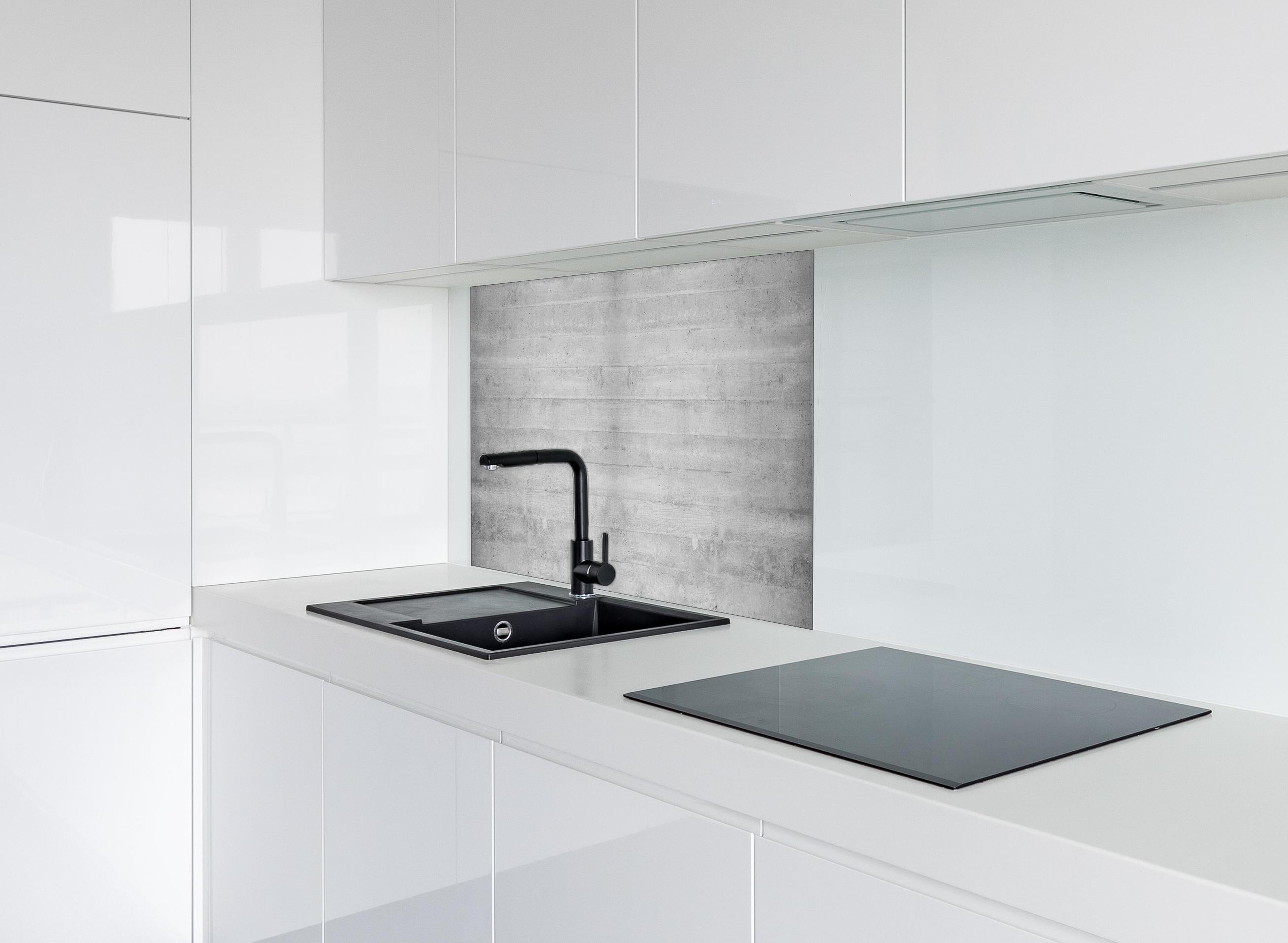 Spritzschutz - Weiße Graue Betonstruktur Panoramabanner hinter einem Cerankochfeld zwischen Holz-Kochutensilien