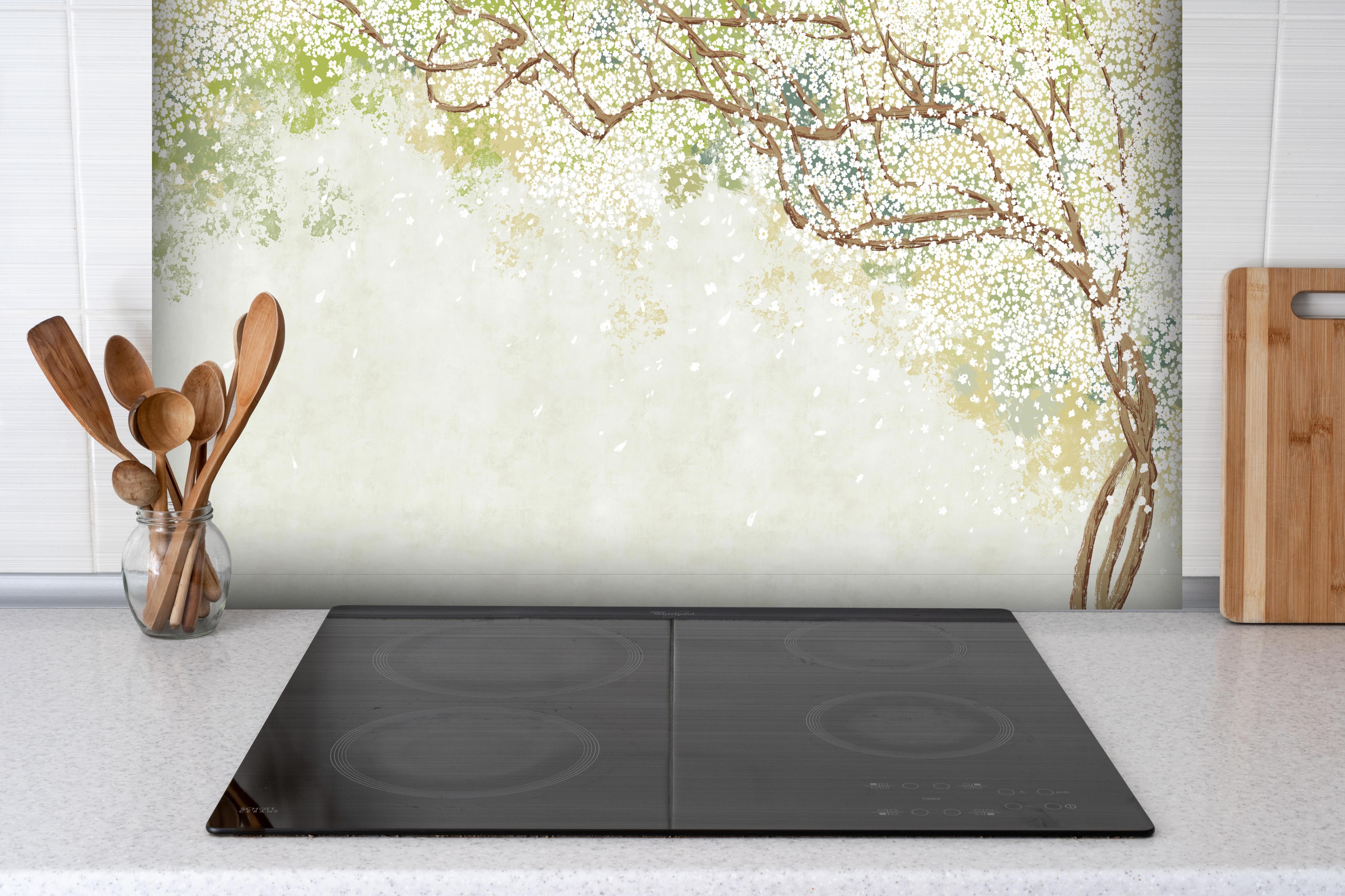 Spritzschutz - Weiße Sakura Blätter - Vintage hinter einem Cerankochfeld zwischen Holz-Kochutensilien