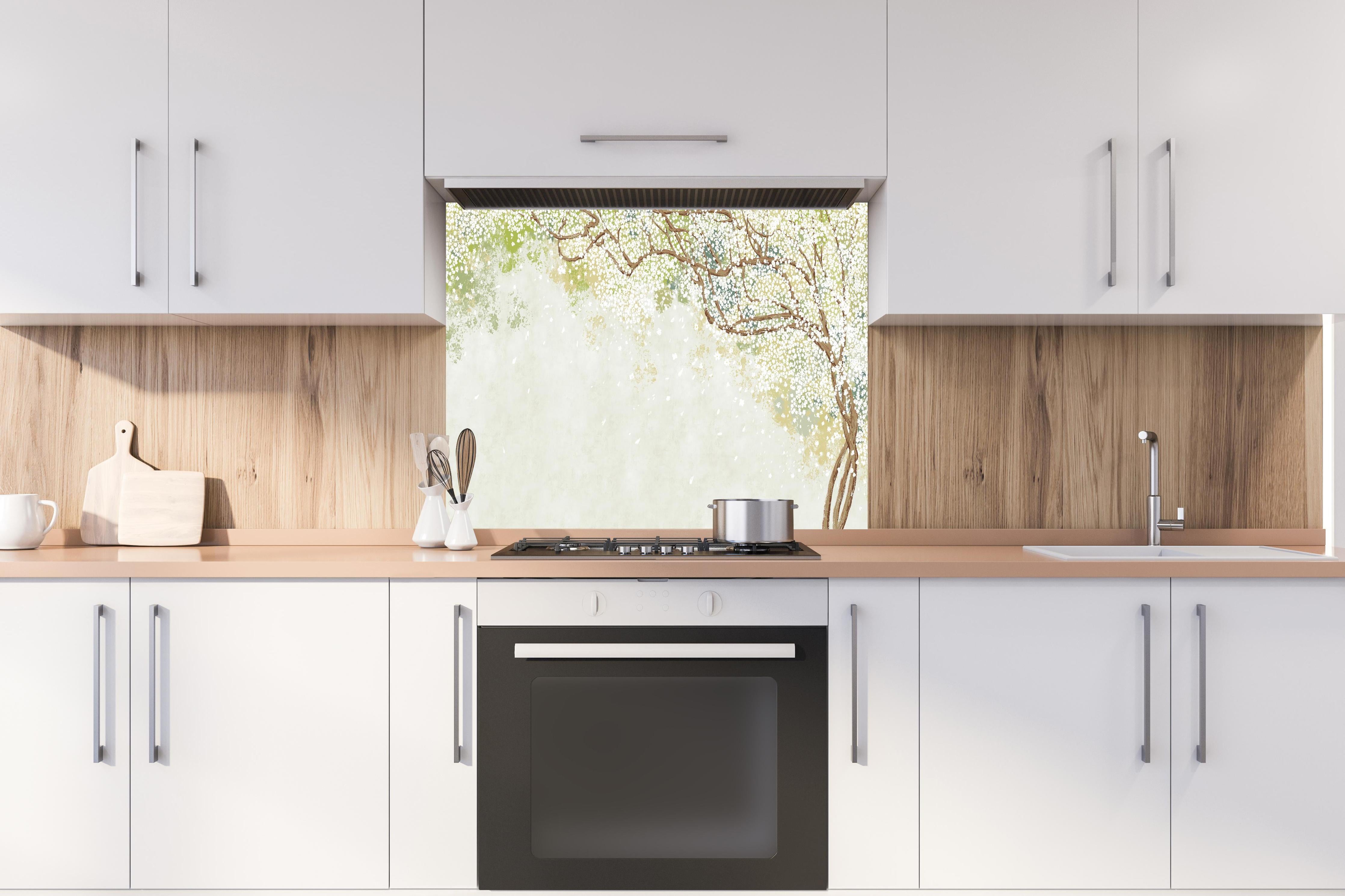 Spritzschutz - Weiße Sakura Blätter - Vintage hinter einem Cerankochfeld zwischen Holz-Kochutensilien