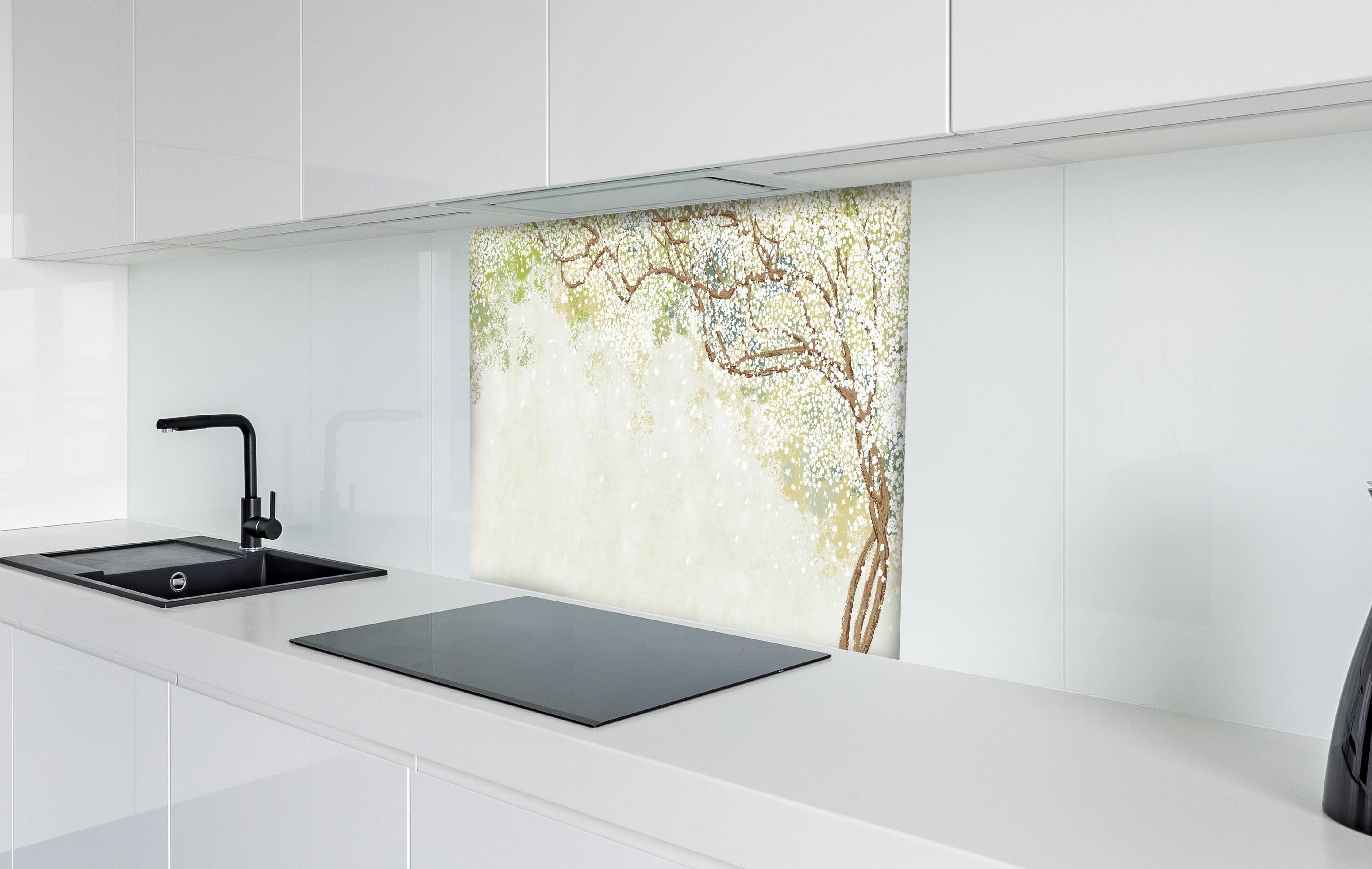 Spritzschutz - Weiße Sakura Blätter - Vintage hinter einem Cerankochfeld zwischen Holz-Kochutensilien