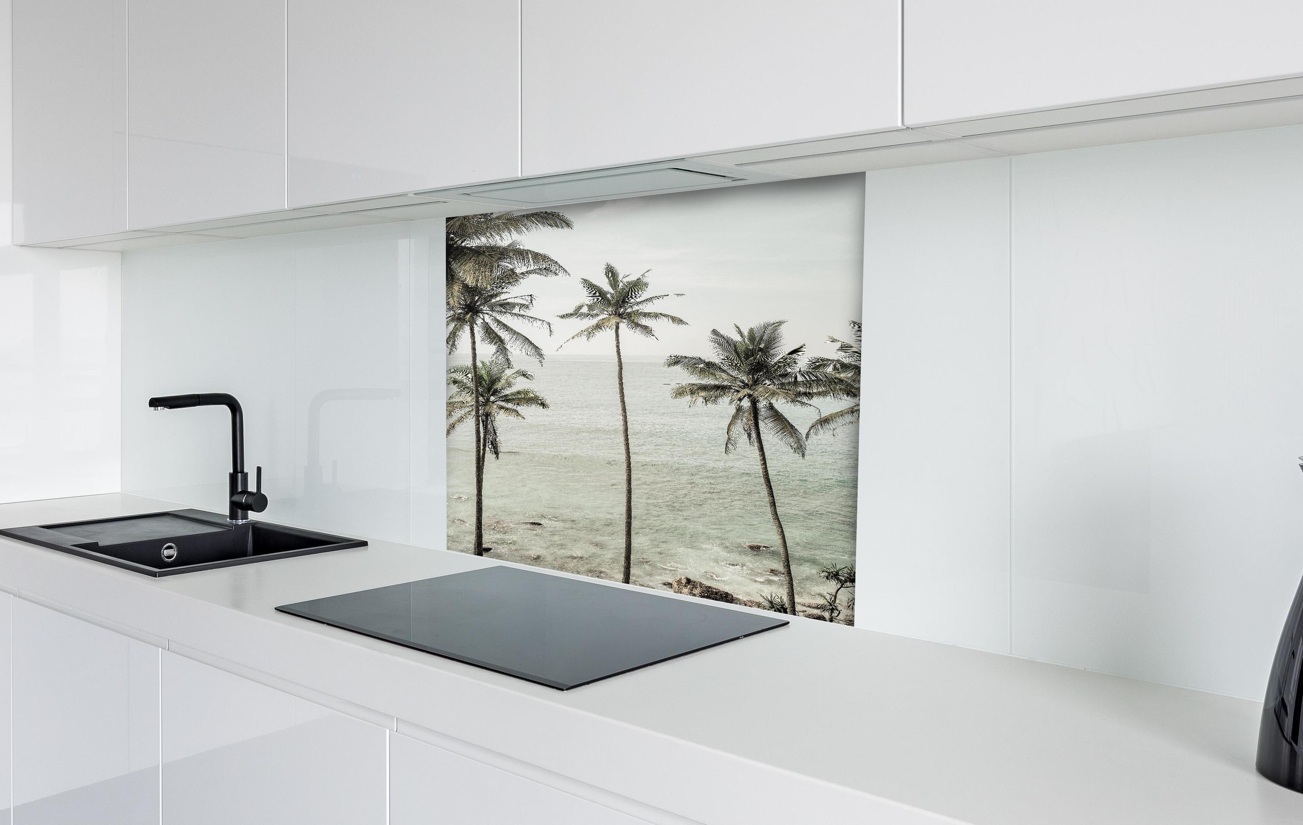 Spritzschutz - Weiße Sandstrände mit grünen Palmen hinter einem Cerankochfeld zwischen Holz-Kochutensilien