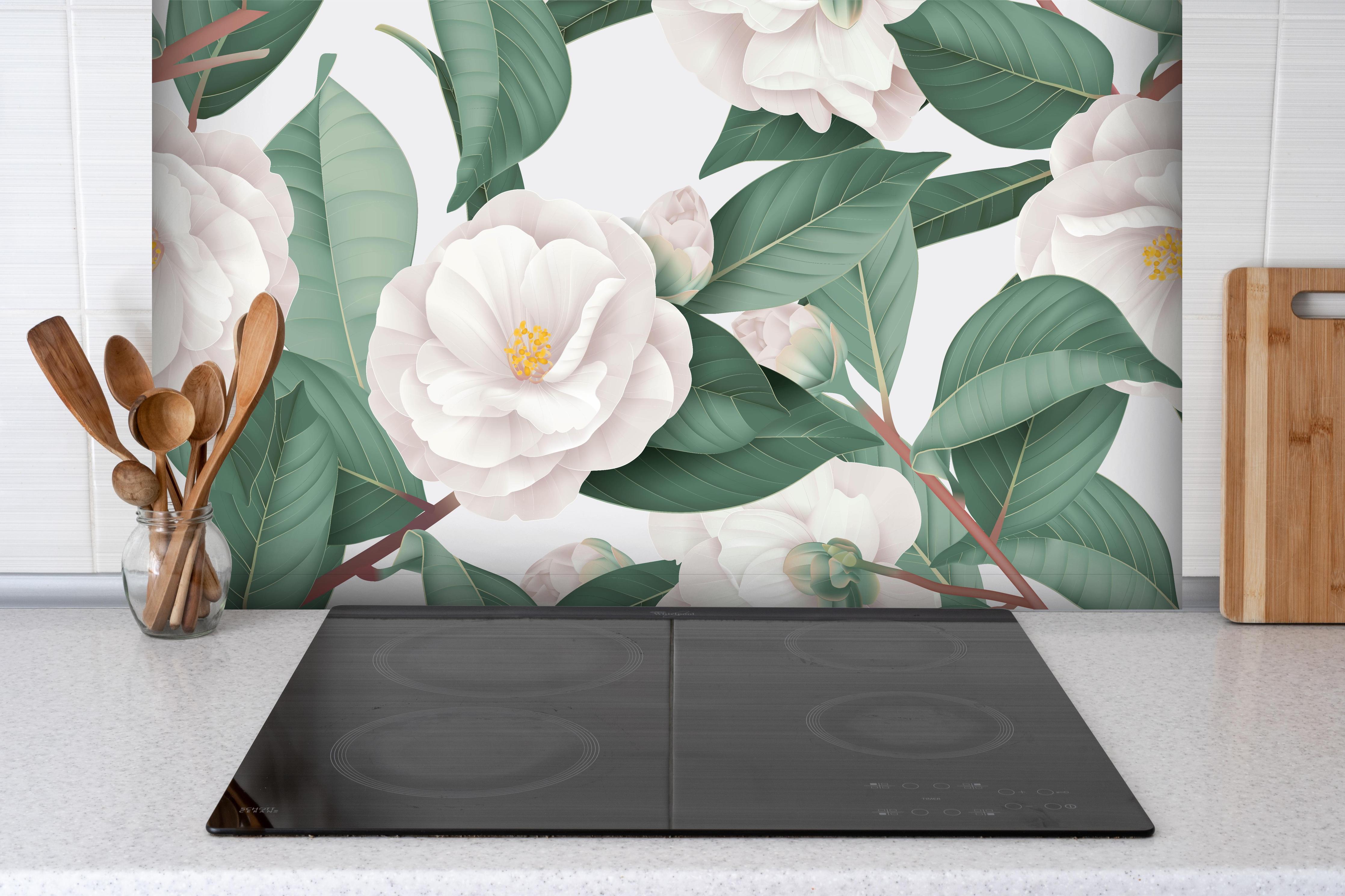 Spritzschutz - Weiße Semi-double Camellias auf Grau hinter einem Cerankochfeld zwischen Holz-Kochutensilien