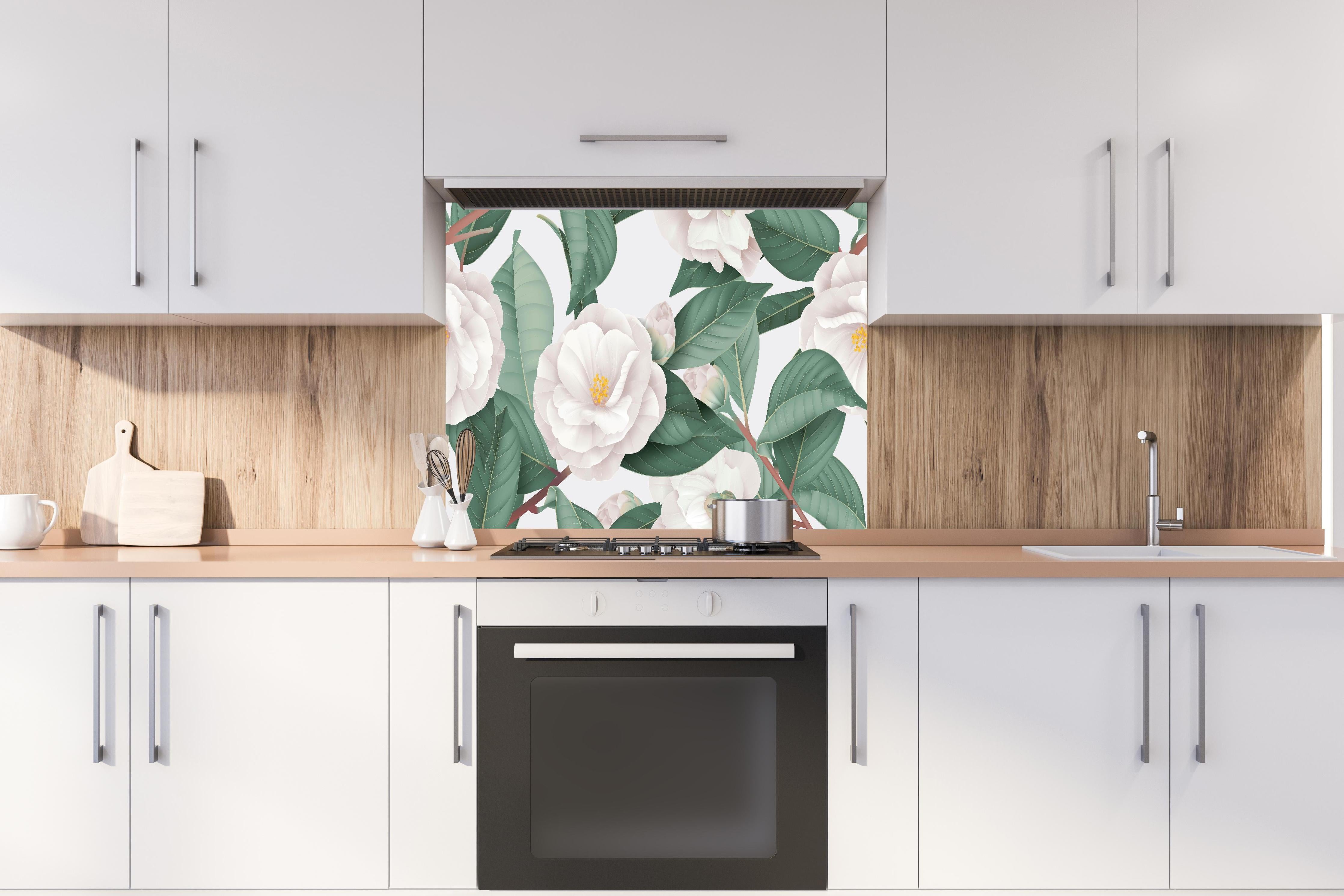 Spritzschutz - Weiße Semi-double Camellias auf Grau hinter einem Cerankochfeld zwischen Holz-Kochutensilien